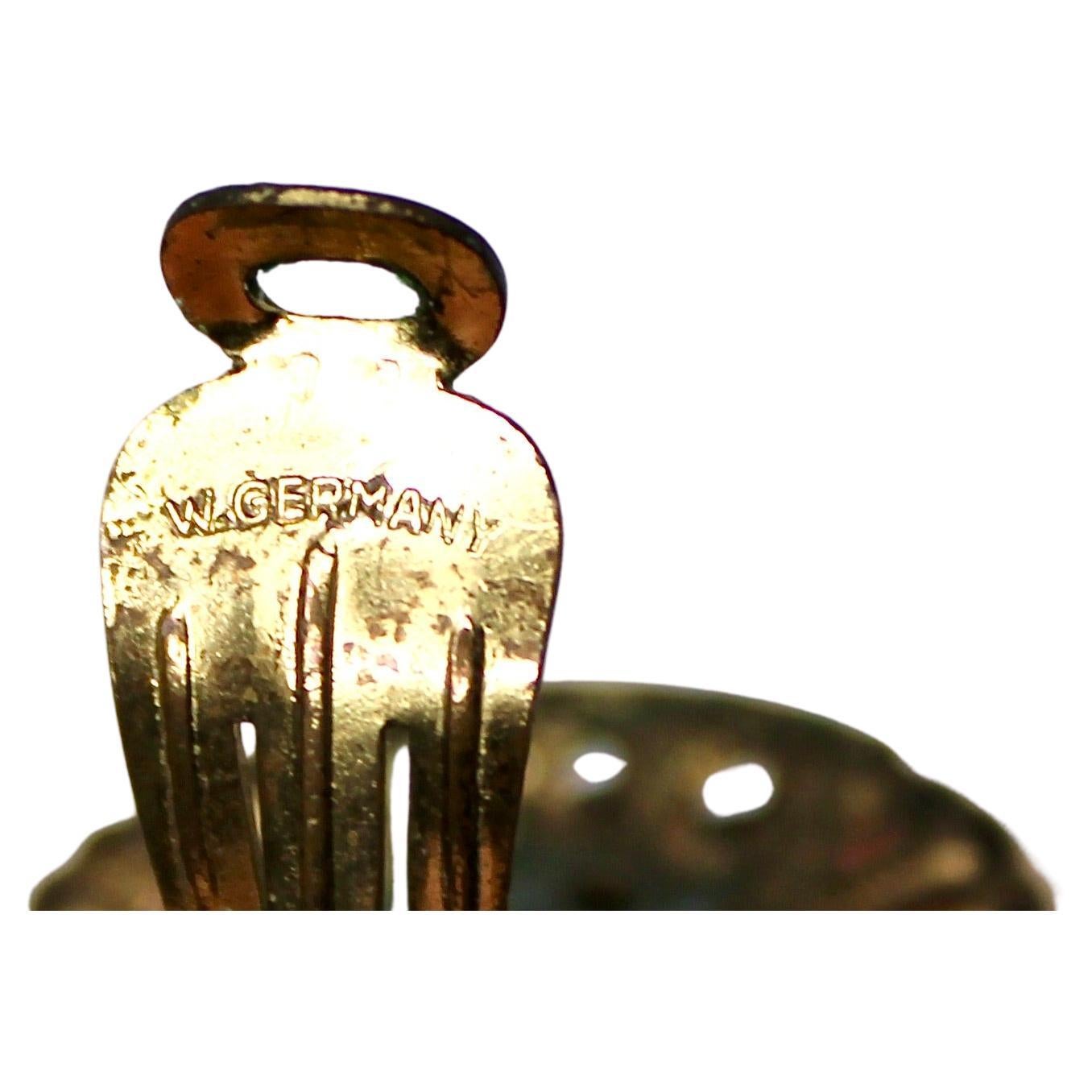 Orecchini a clip in filigrana placcati in oro 14k con opale in costume, circa anni '70 in vendita 3