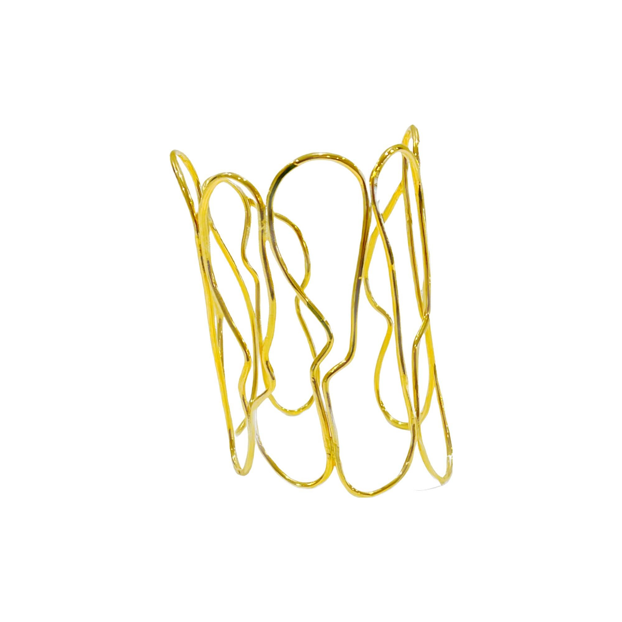 Dalle forme raffinate e senza tempo ai personaggi moderni con un tocco di classe, incontra il BRACCIALE KACY - realizzato a mano e la cui forma può variare leggermente, rendendo i pezzi unici nel loro genere. Offriamo