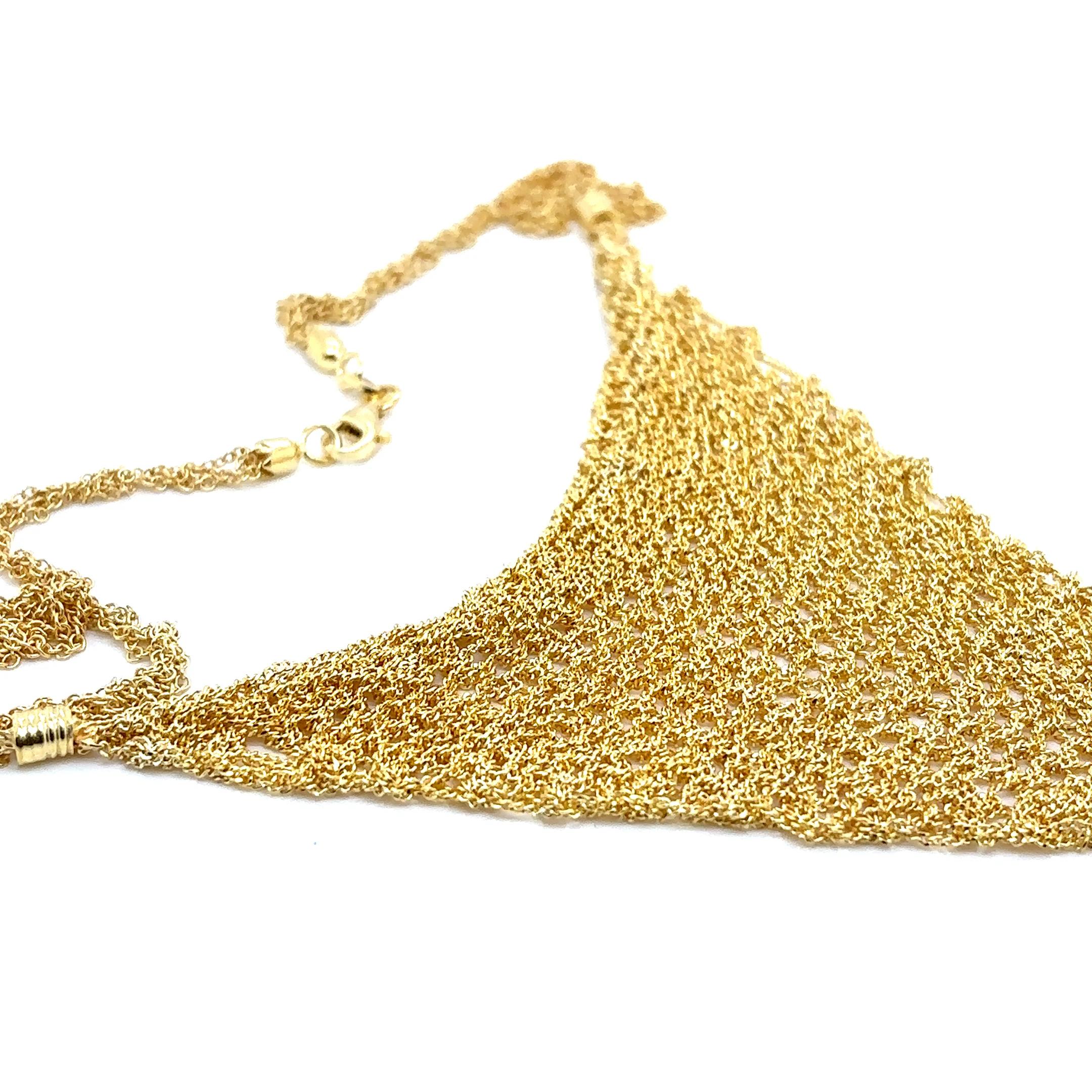 Questa bellissima collana è realizzata in argento e rivestita in oro 14 carati, che le conferisce un aspetto lucido ed elegante. Pesa 21,00 grammi e ha una lunghezza di 14 pollici, appoggiandosi bene sulla clavicola.

Il mix di argento e oro la