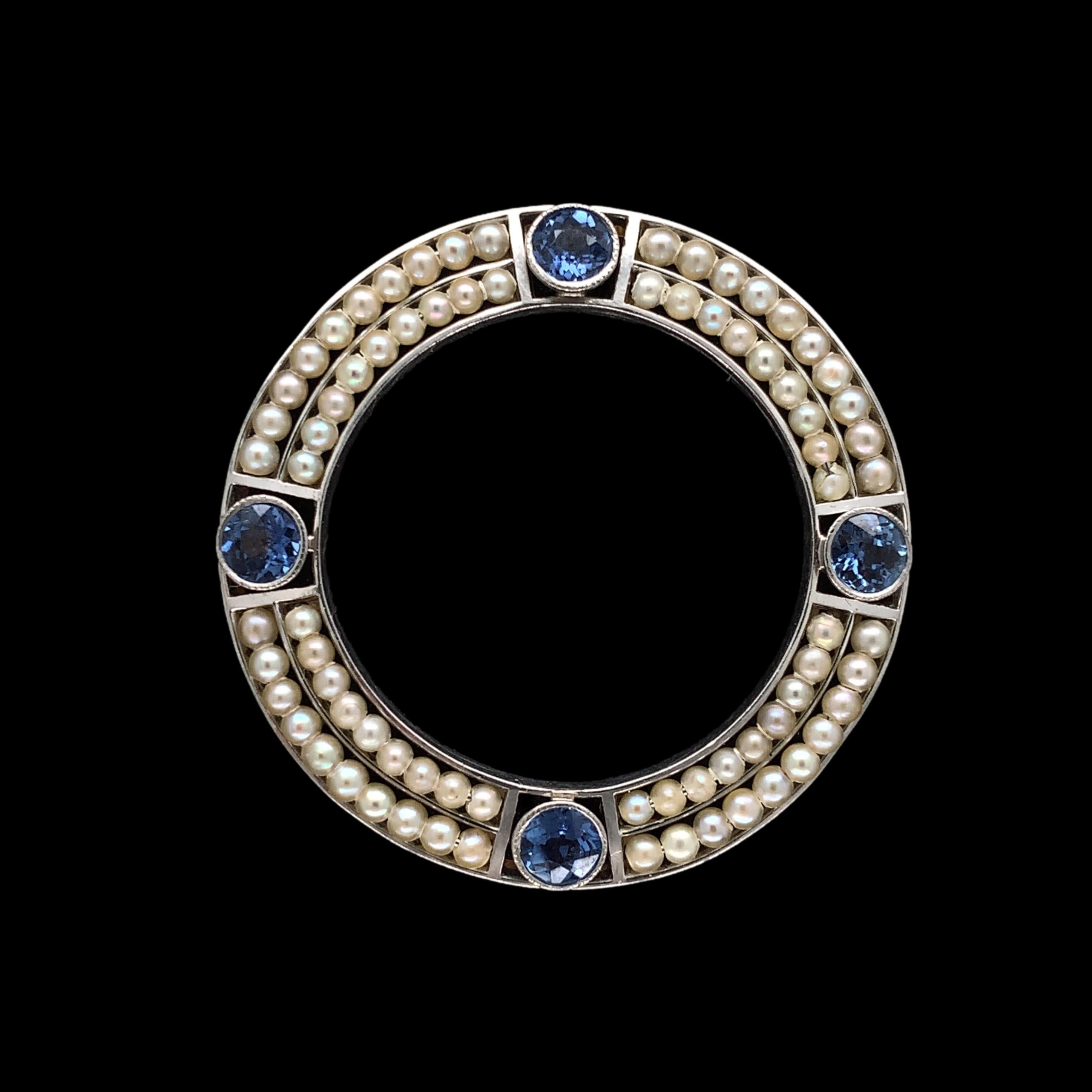 Spilla circolare in oro giallo 14K con parte superiore in platino, con 4 zaffiri Montana blu fiordaliso e perle di semi. Il rapporto GIA #2235187895 dichiara zaffiri blu naturali non riscaldati, taglio rotondo a brillante, provenienti da Yogo