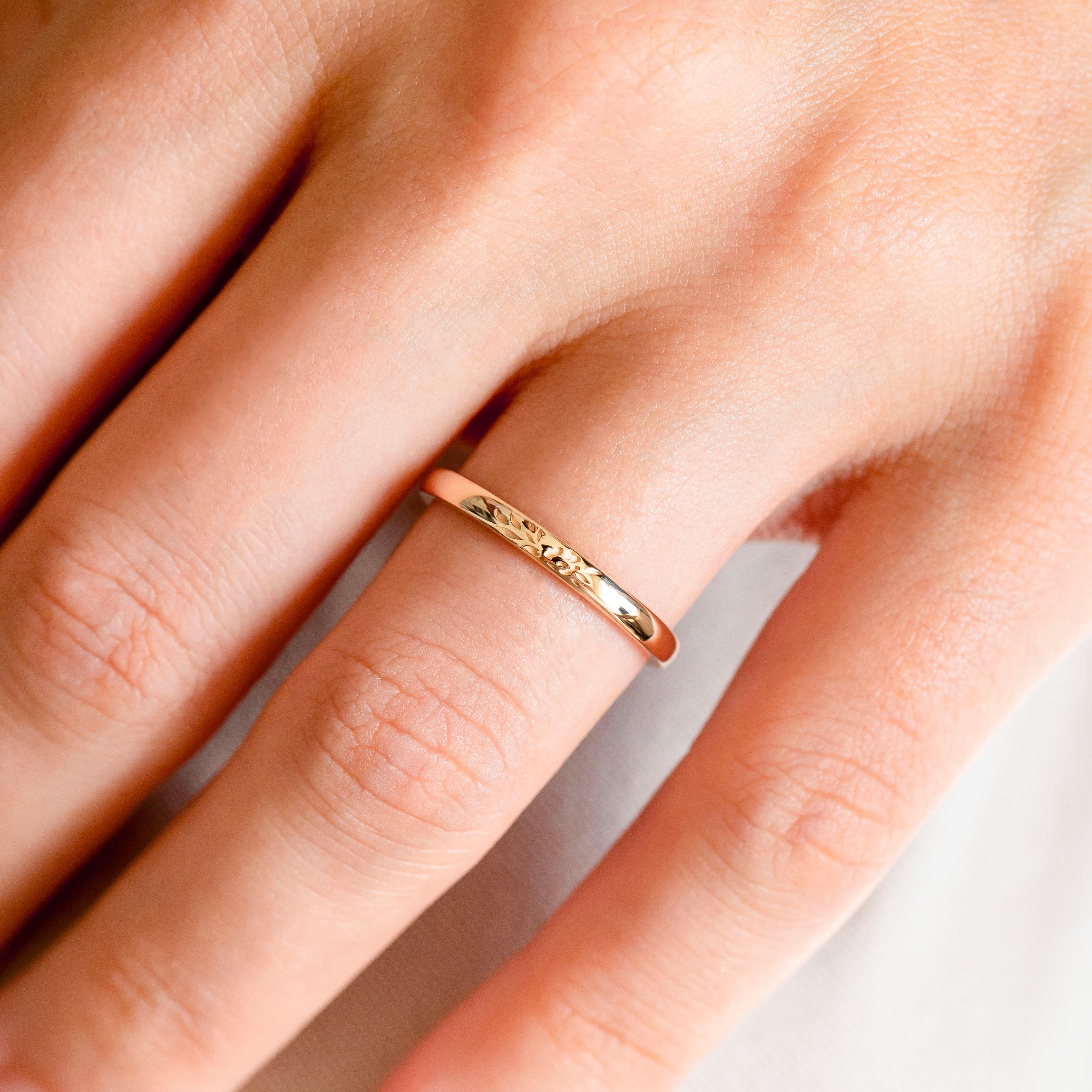 **Oro massiccio 14K (oro rosa/oro giallo/oro bianco)
(Se desideri un colore d'oro diverso, comunicacelo nella sezione messaggi). Se non lo specifichi, l'anello sarà prodotto in oro rosa).
**Fatto a mano
**2,2 mm di altezza
**1,79 gr (la misura varia