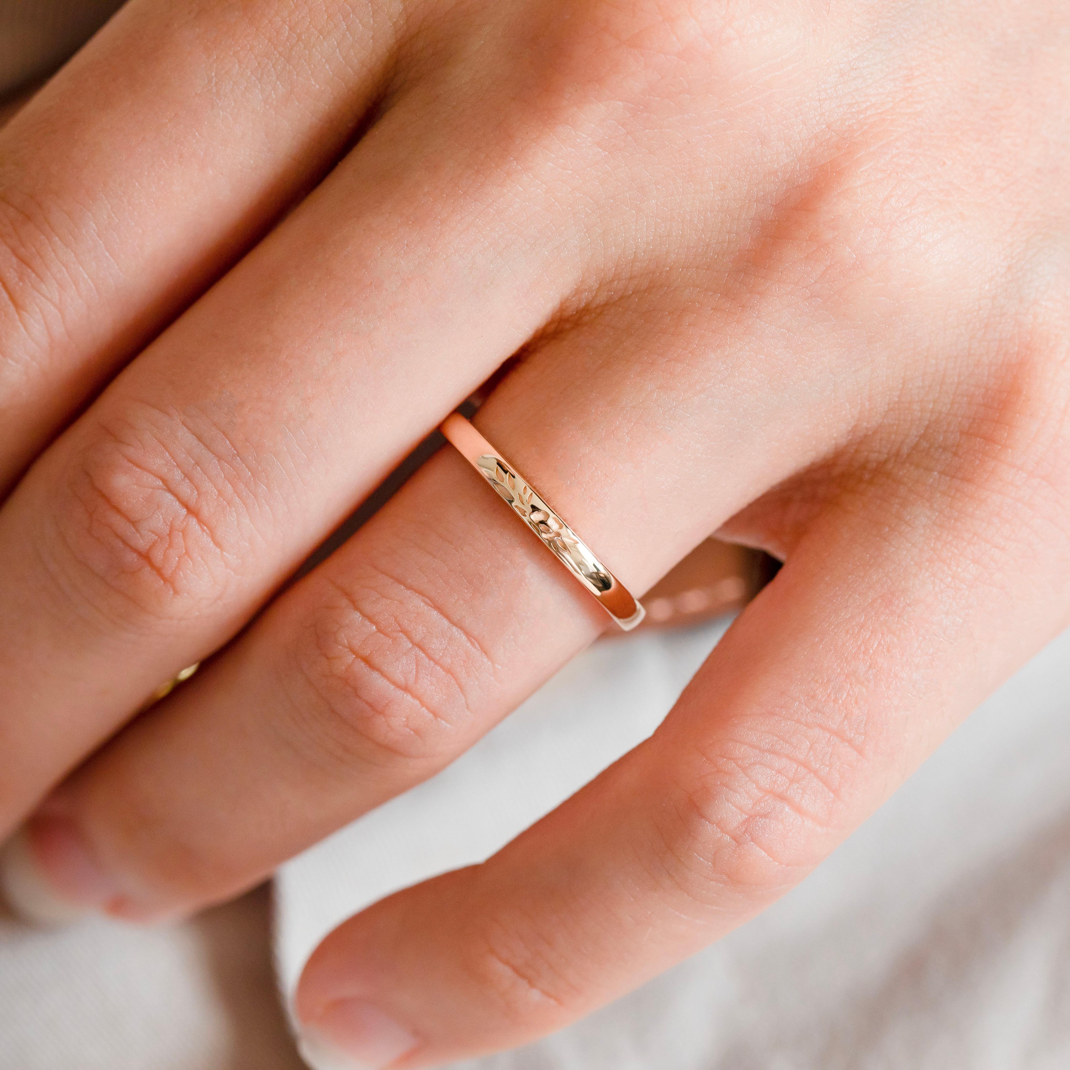 da uomo o donna Anello nuziale botanico con papavero in oro 14K - Eleganza del design floreale della Botanica in vendita