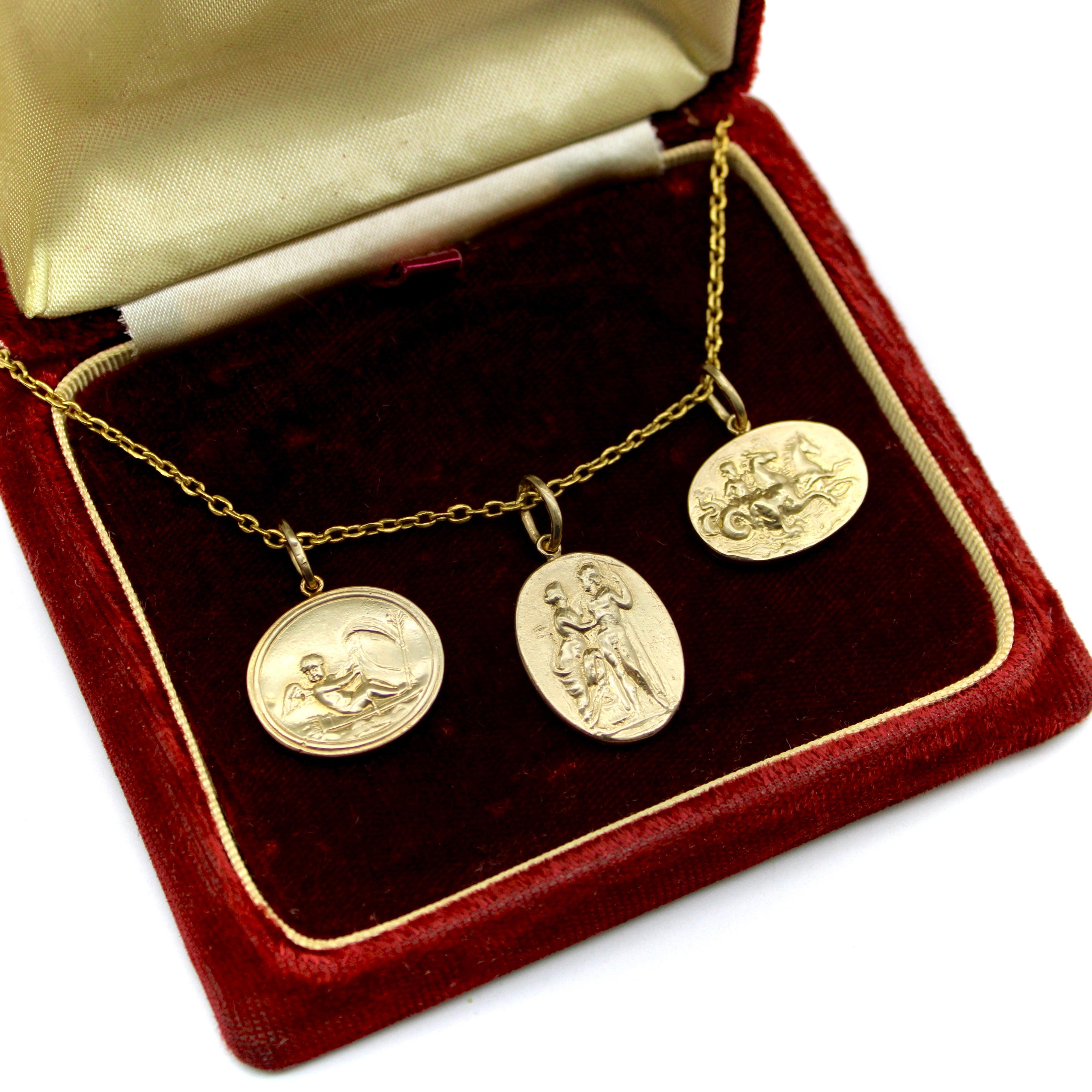Ciondolo a medaglione Poseidon Signature Classical Revival in oro 14K in vendita 1