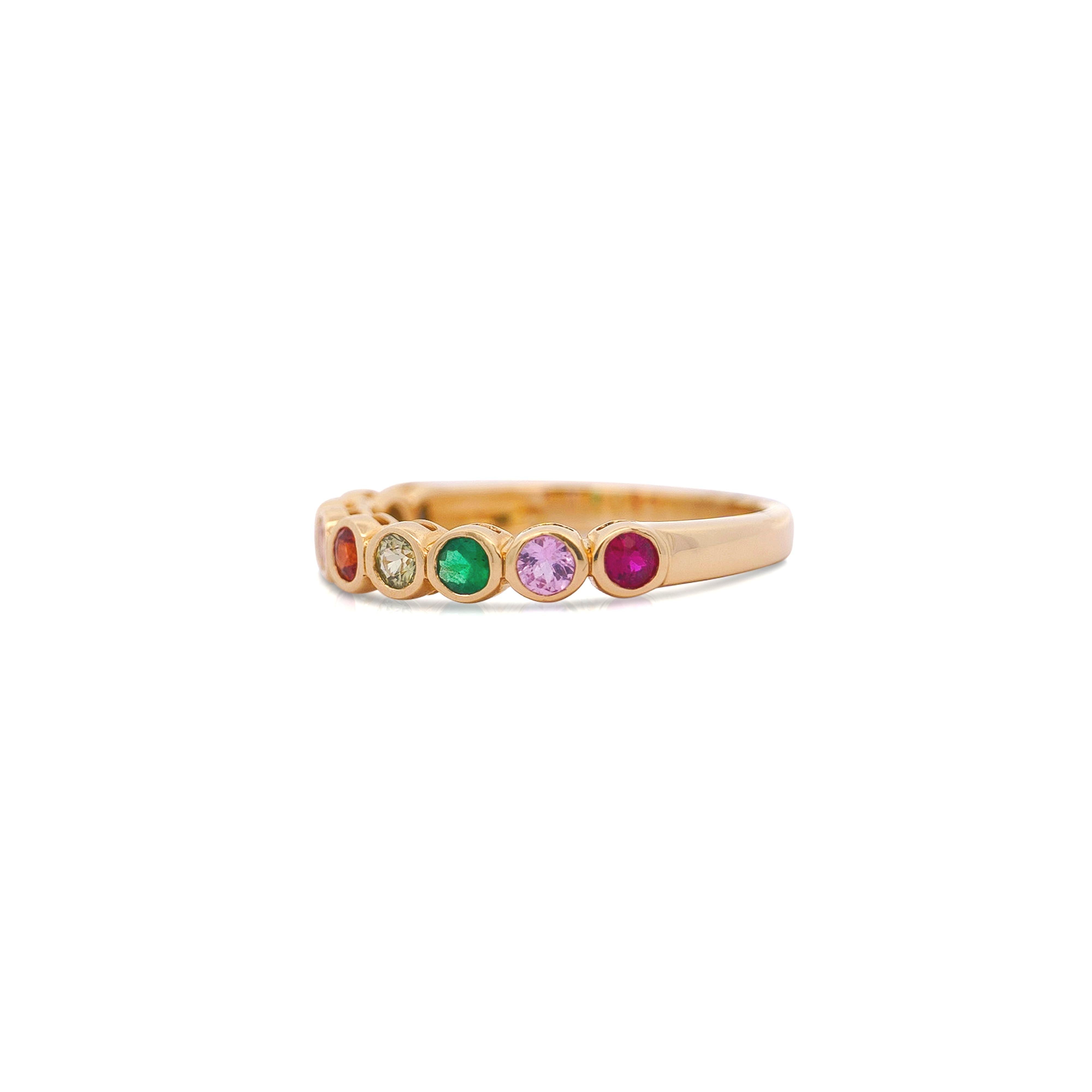 Questo anello in oro giallo 14K presenta un peso totale di 0,35 carati di vibranti gemme multicolore a taglio rotondo. Montaggio protettivo a mezza eternità con lunetta incastonata. Leggero, confortevole, con finitura liscia e lucida, ideale per