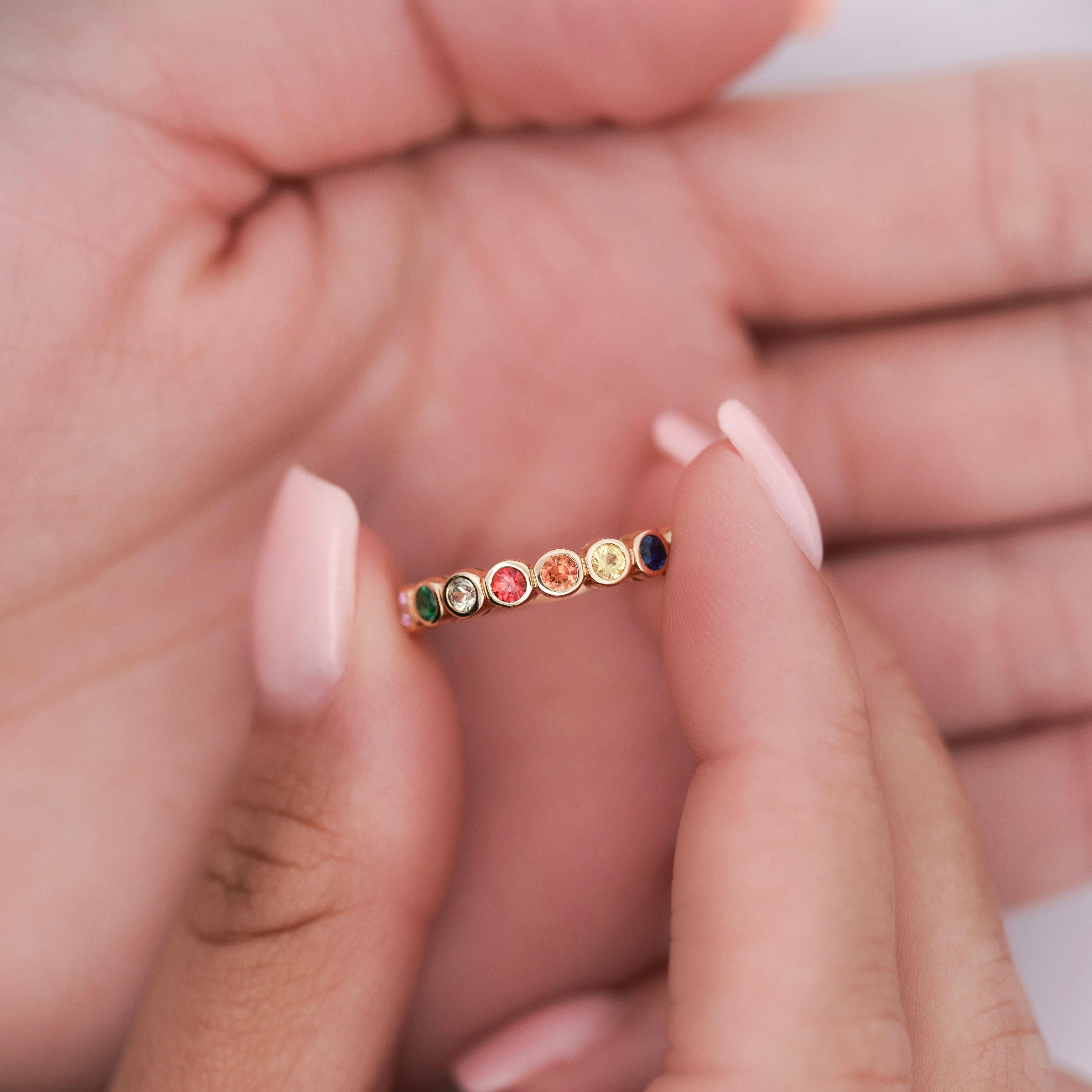Anello a fascia impilabile con pietre preziose incastonate in oro 14K Rainbow Multi Color Bezel Set in vendita 2