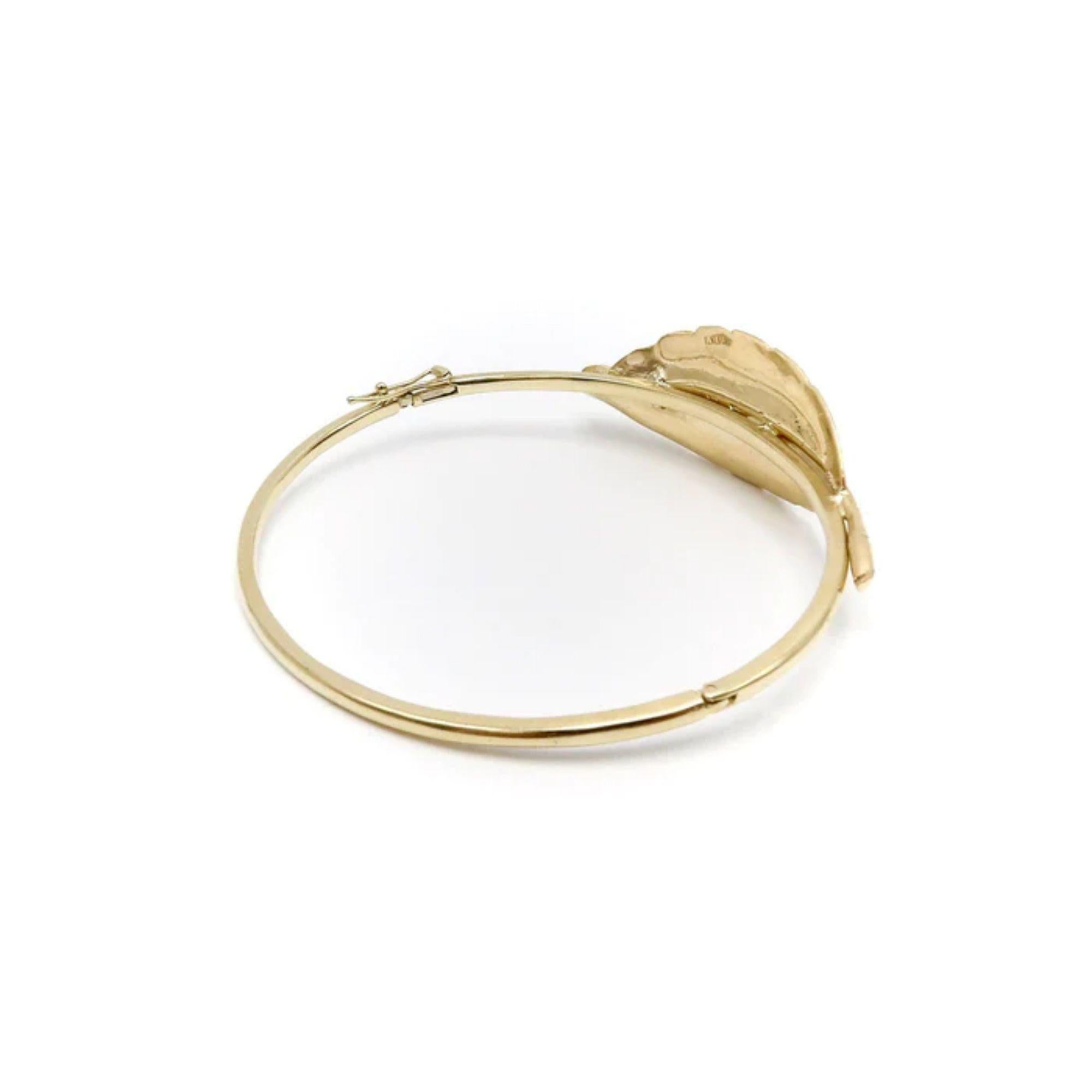14K Gold Retro Leaf Bangle Bracelet with Florentine Finish In Excellent Condition For Sale In Venice, CA