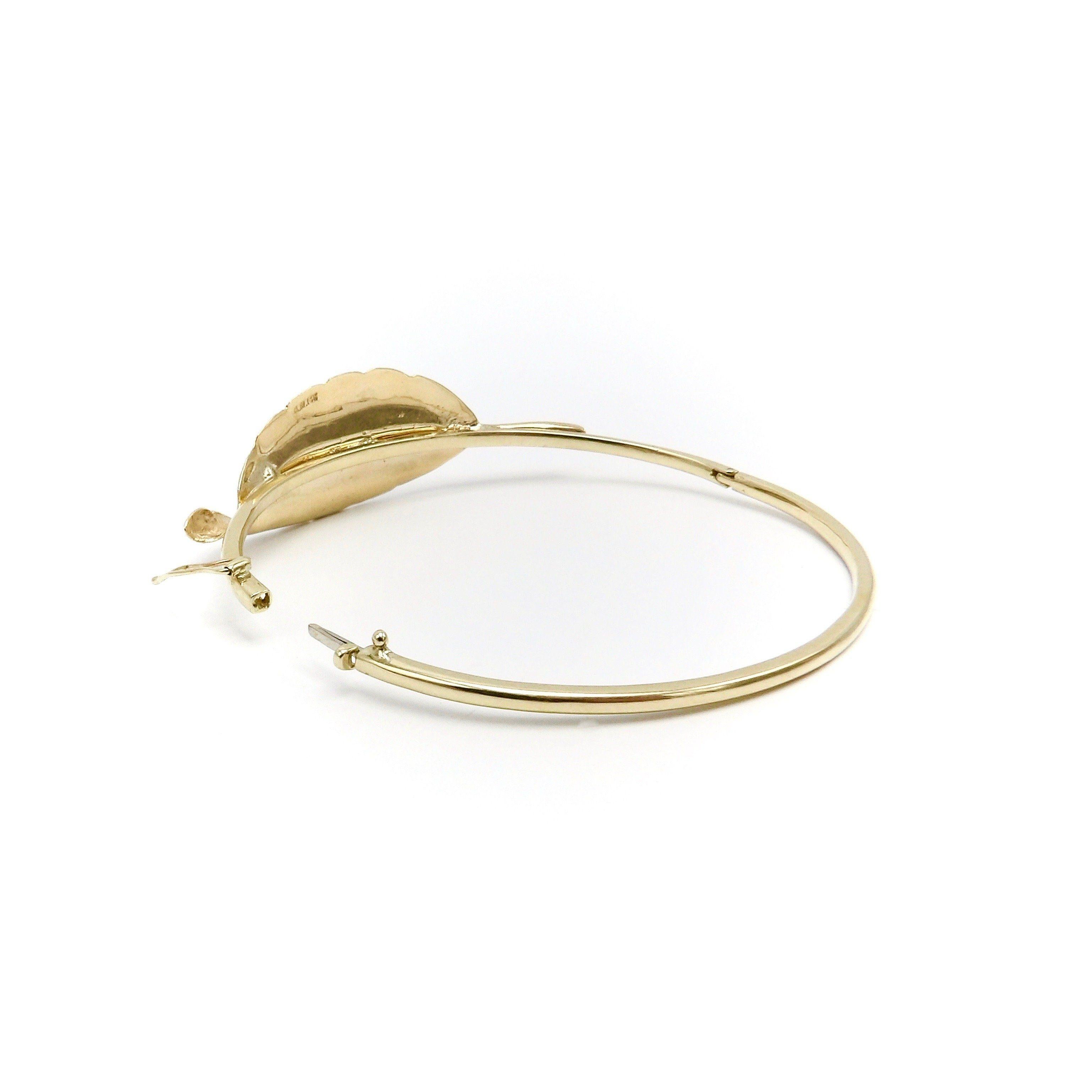 14K Gold Retro Leaf Bangle Bracelet with Florentine Finish For Sale 2