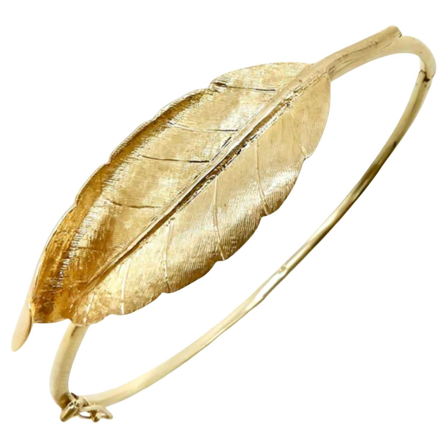 14K Gold Retro Leaf Bangle Bracelet with Florentine Finish For Sale