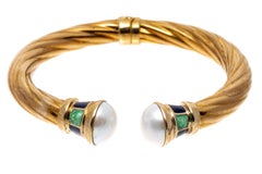 Bracciale a bracciale aperto a coste in oro 14k con perle Mabe e smalto
