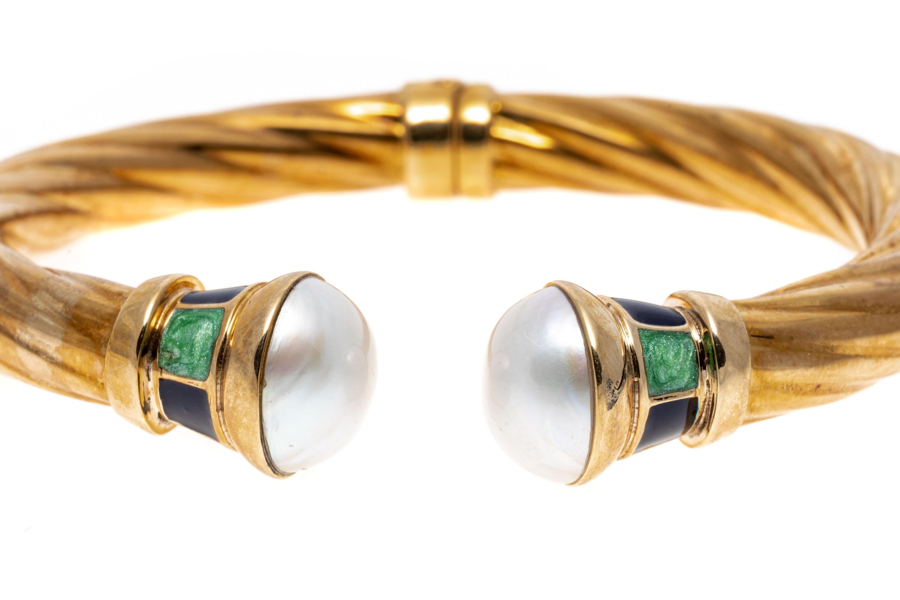 Contemporain Bracelet manchette ouvert côtelé en or 14 carats serti de perles Mabe et émail en vente