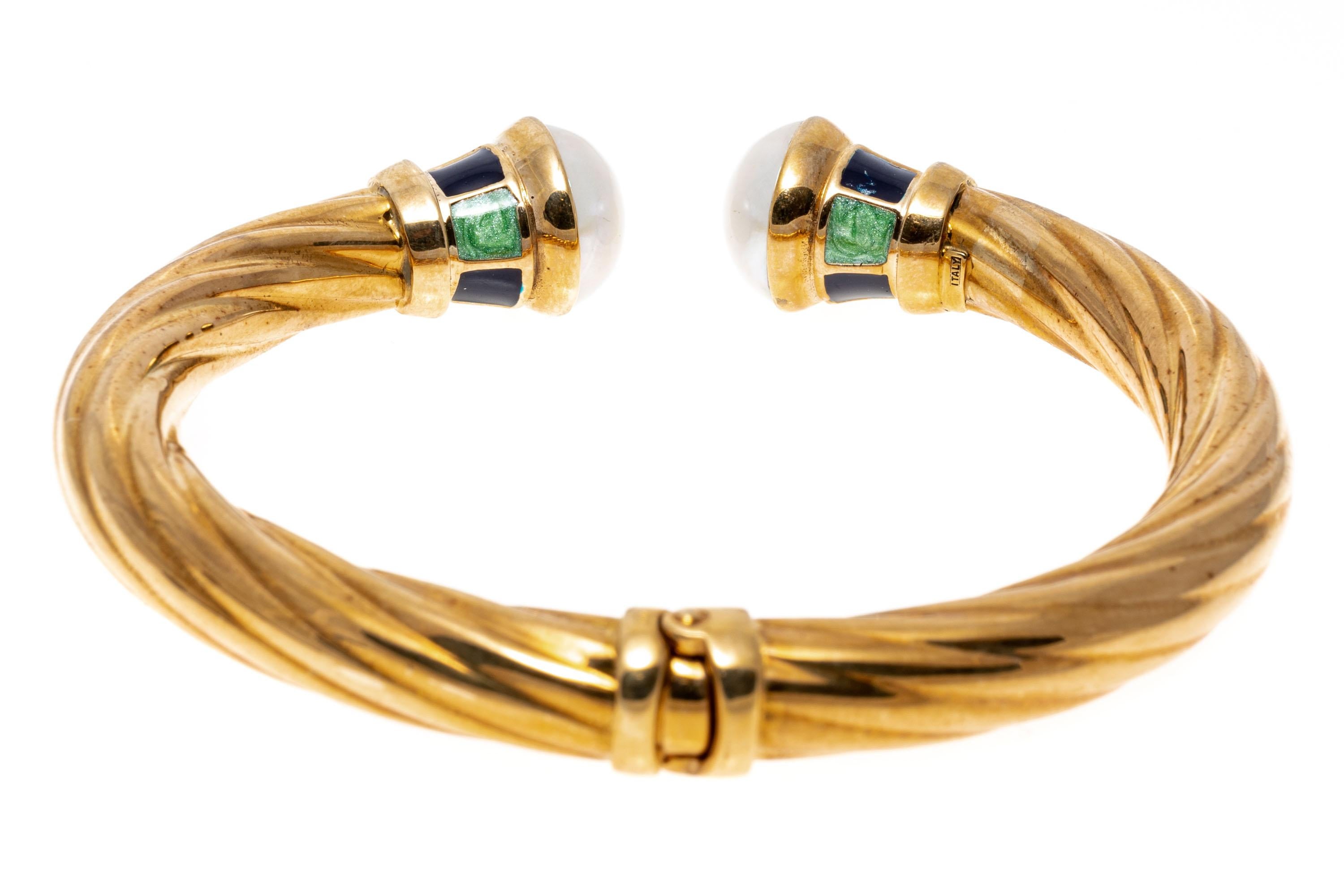 Bracelet manchette ouvert côtelé en or 14 carats serti de perles Mabe et émail Bon état - En vente à Southport, CT