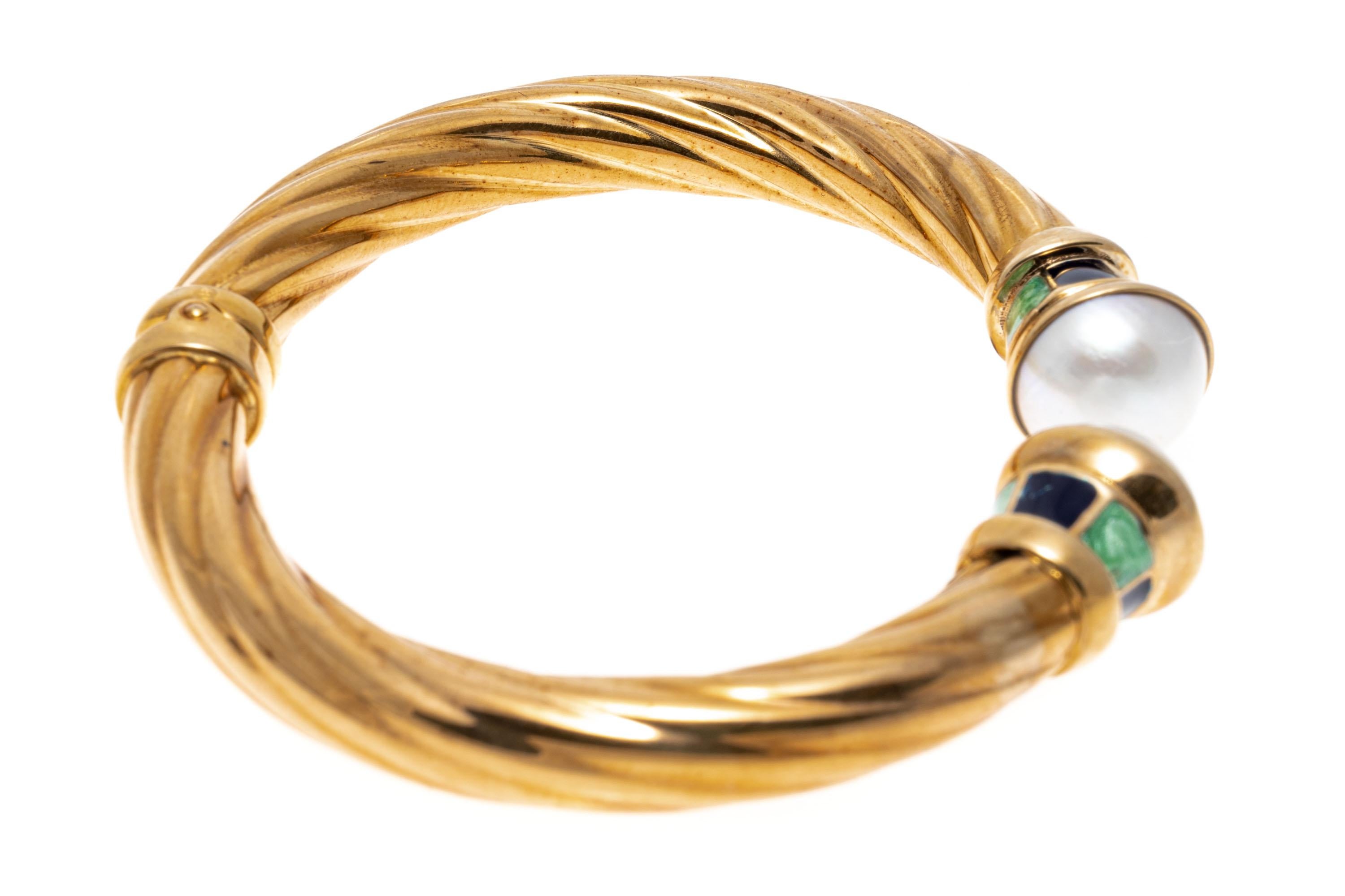 Bracelet manchette ouvert côtelé en or 14 carats serti de perles Mabe et émail en vente 1