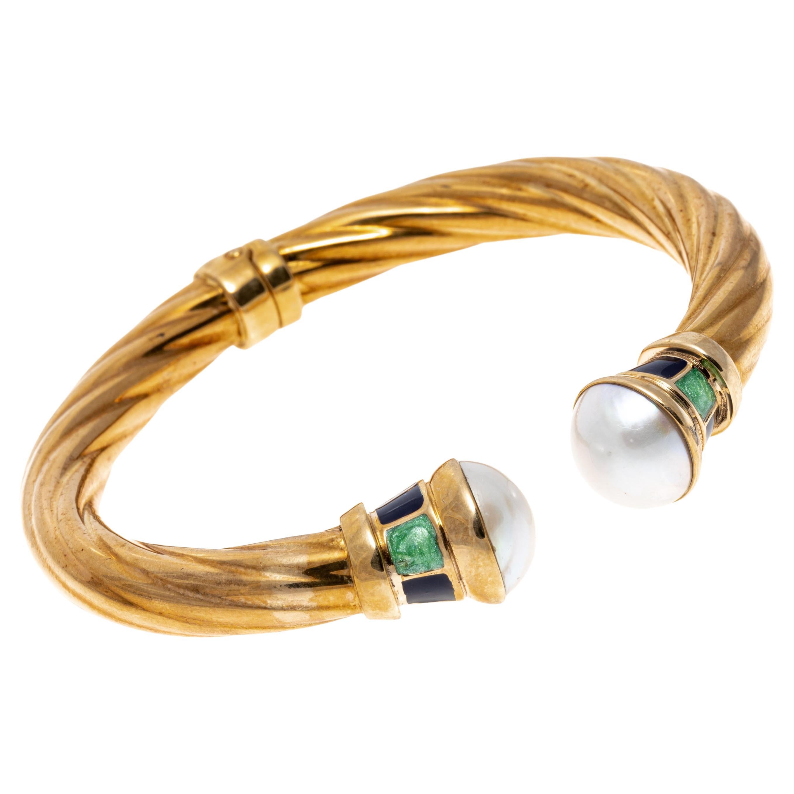 Bracelet manchette ouvert côtelé en or 14 carats serti de perles Mabe et émail