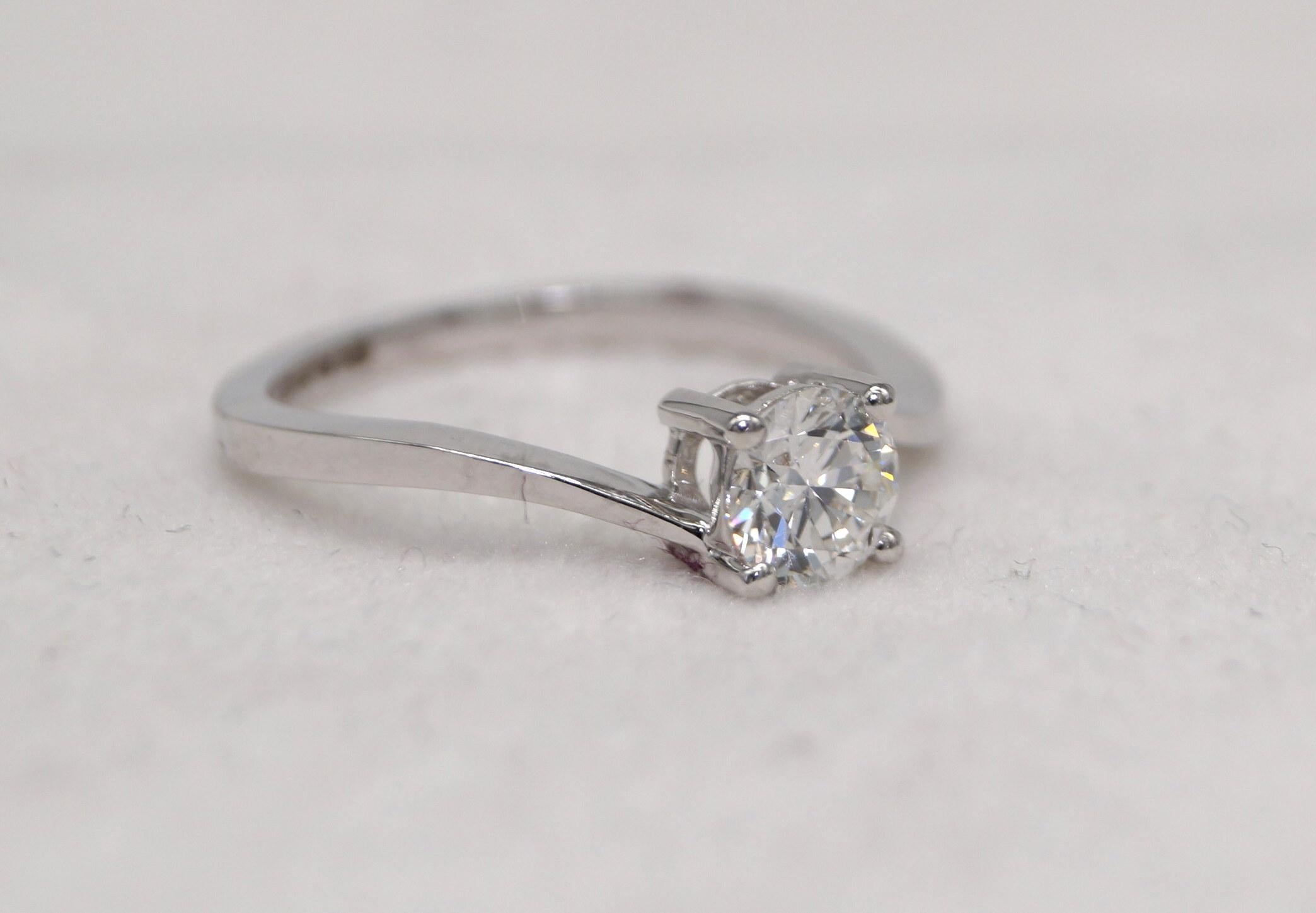 I dettagli sono qui sotto:
Articolo n. PJR26730

Metallo - Oro bianco
Purezza del metallo: 14K Hallmark
Con marchio di garanzia- Yes One

Peso della moissanite: .55ct
Colore della moissanite: G. H.
Chiarezza della moissanite - VVS
Taglio della