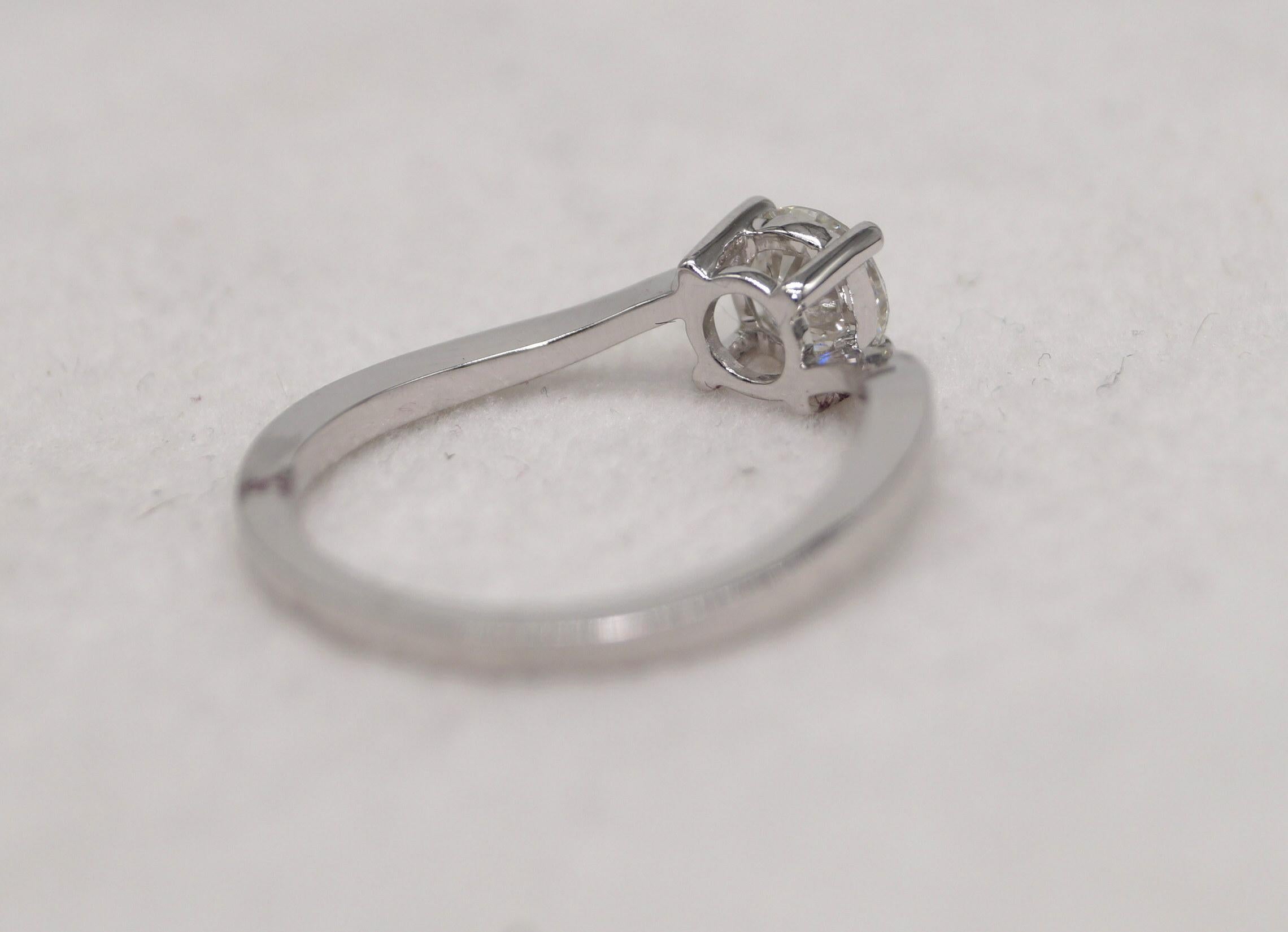 Romano classico Anello in oro 14k Anello in moissanite certificata Anello con diamante solitario rotondo in oro 14k in vendita