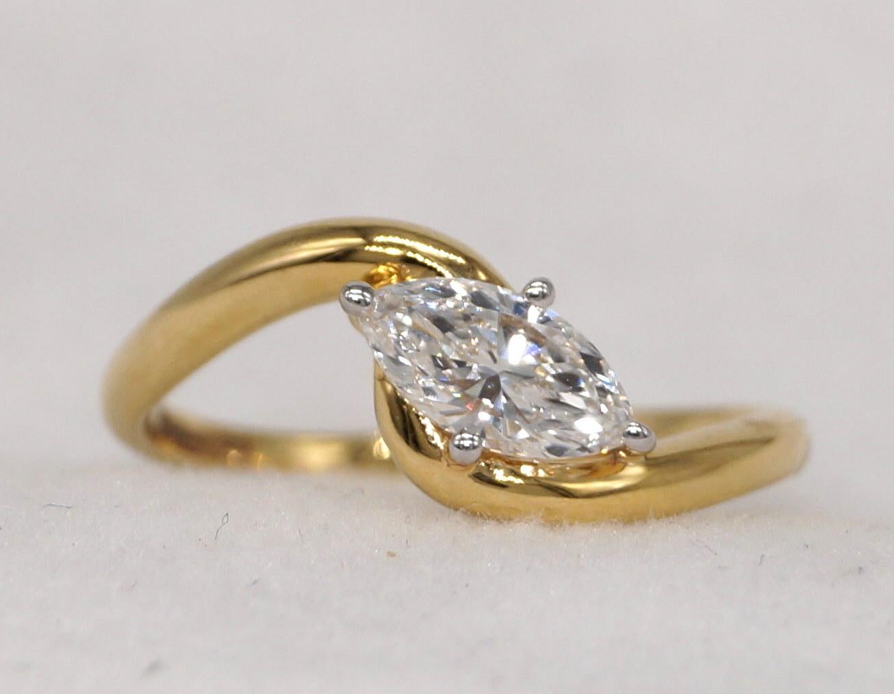 Romano classico Anello in oro 14k Anello in moissanite certificata Anello con diamante solitario rotondo in oro 14k in vendita