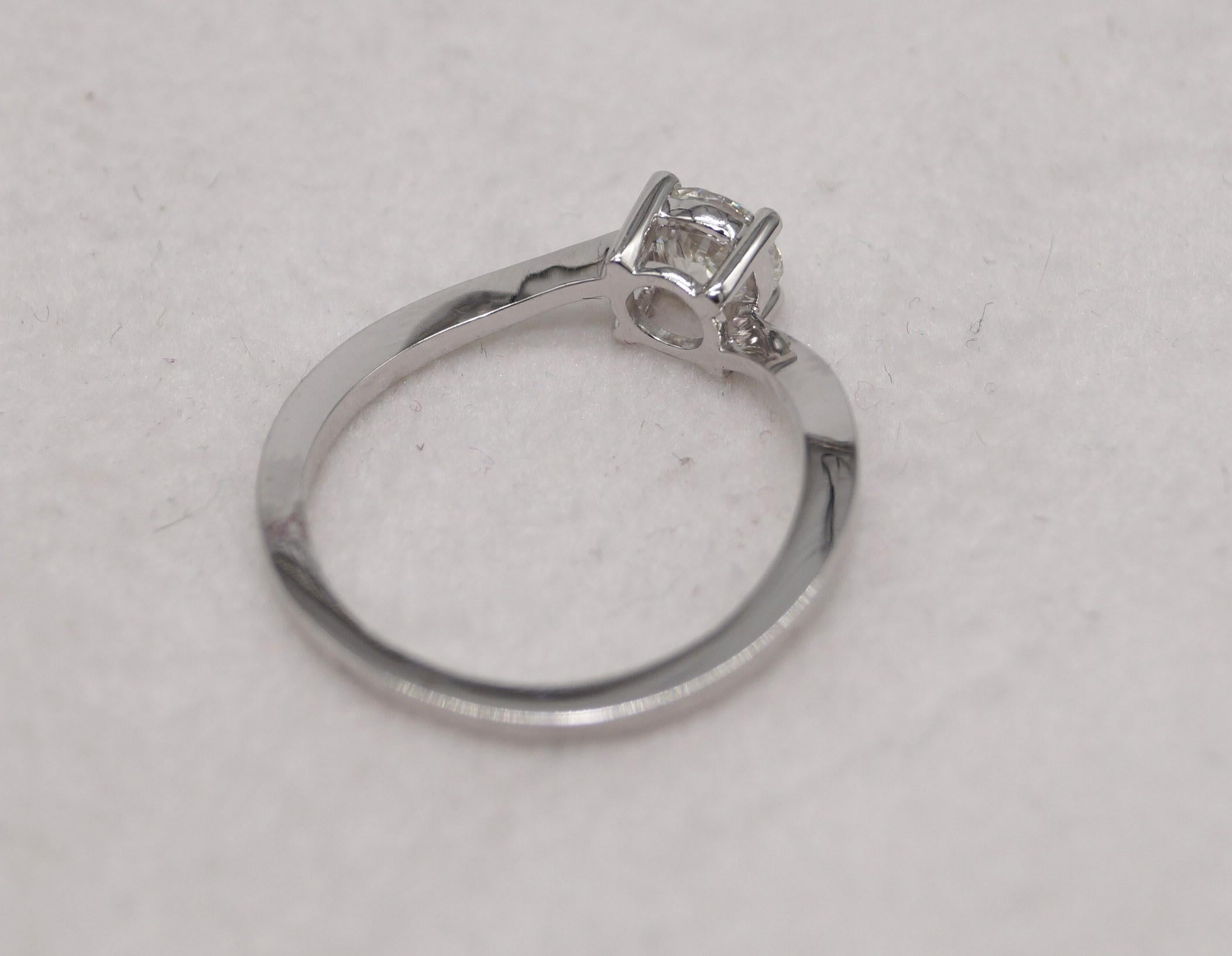 Taglio brillante Anello in oro 14k Anello in moissanite certificata Anello con diamante solitario rotondo in oro 14k in vendita