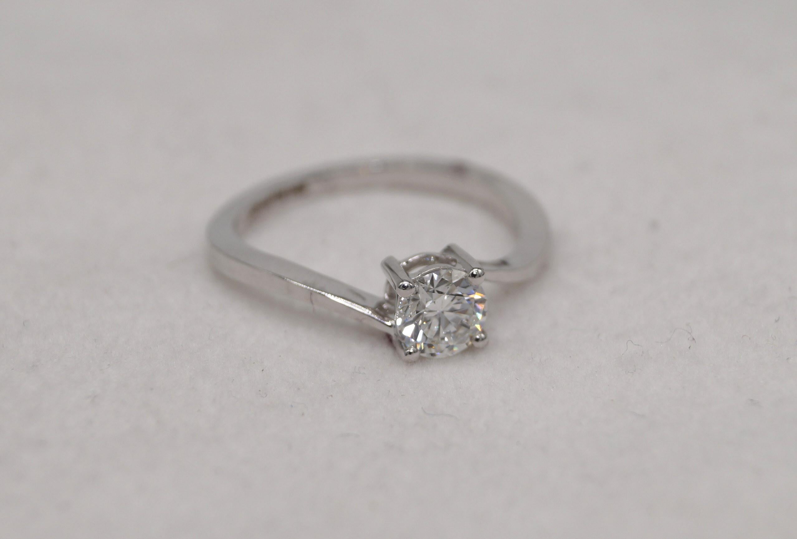 Anello in oro 14k Anello in moissanite certificata Anello con diamante solitario rotondo in oro 14k In condizioni Nuovo in vendita a Delhi, DL