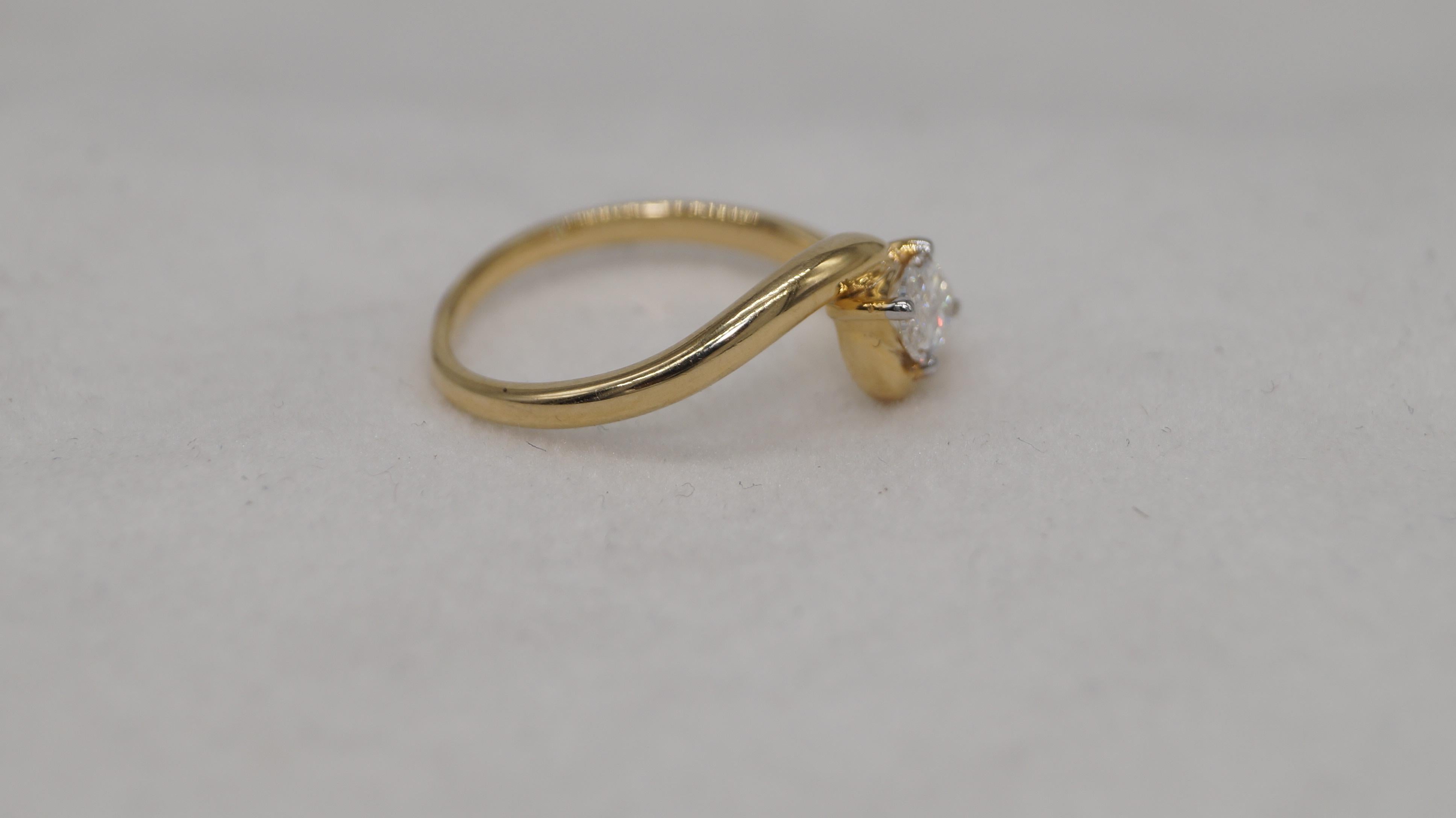 Anello in oro 14k Anello in moissanite certificata Anello con diamante solitario rotondo in oro 14k In condizioni Nuovo in vendita a Delhi, DL