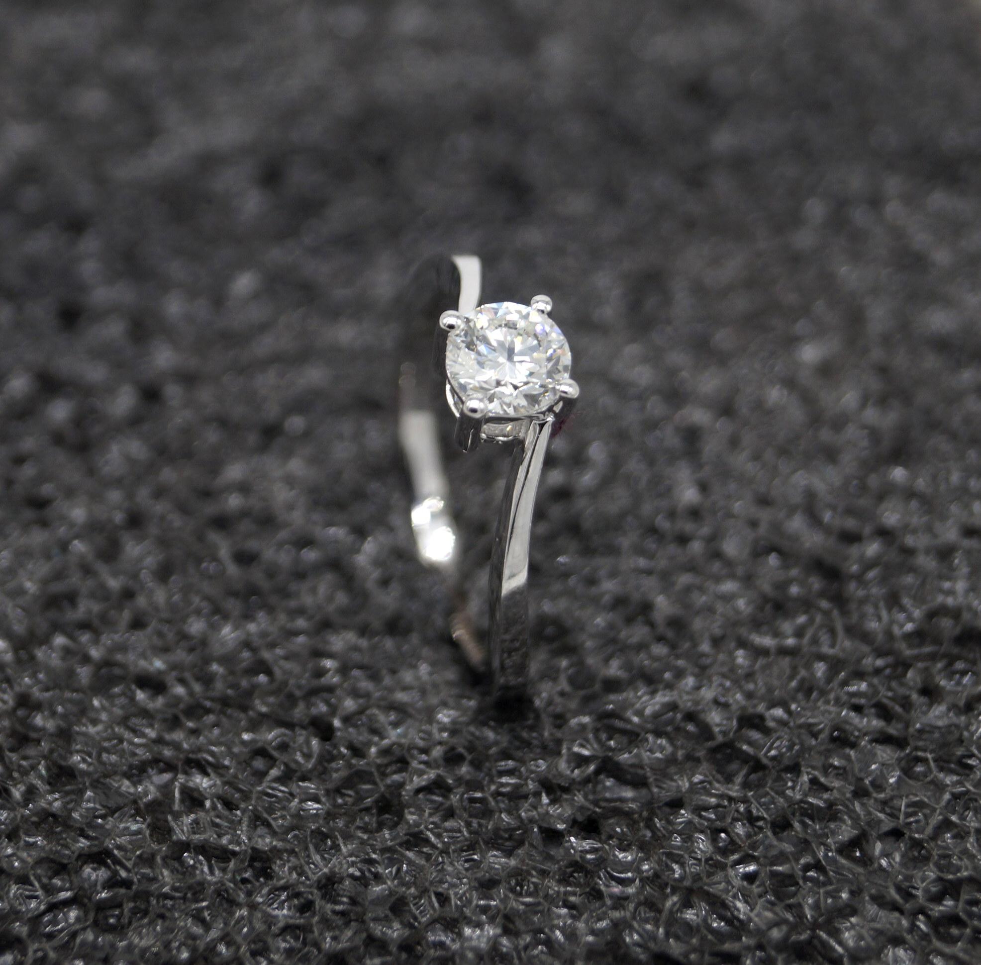 Donna Anello in oro 14k Anello in moissanite certificata Anello con diamante solitario rotondo in oro 14k in vendita