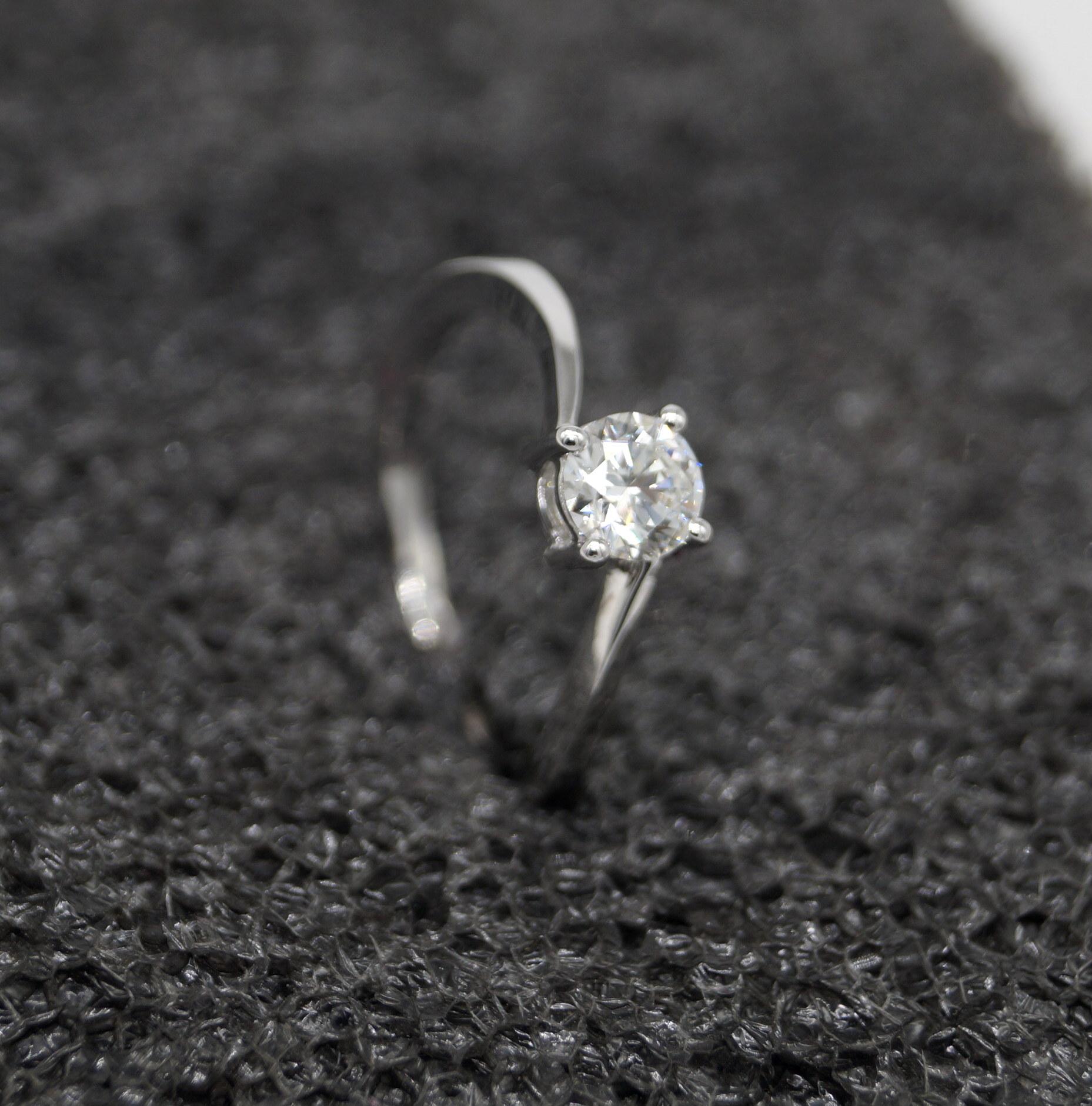 Anello in oro 14k Anello in moissanite certificata Anello con diamante solitario rotondo in oro 14k in vendita 1