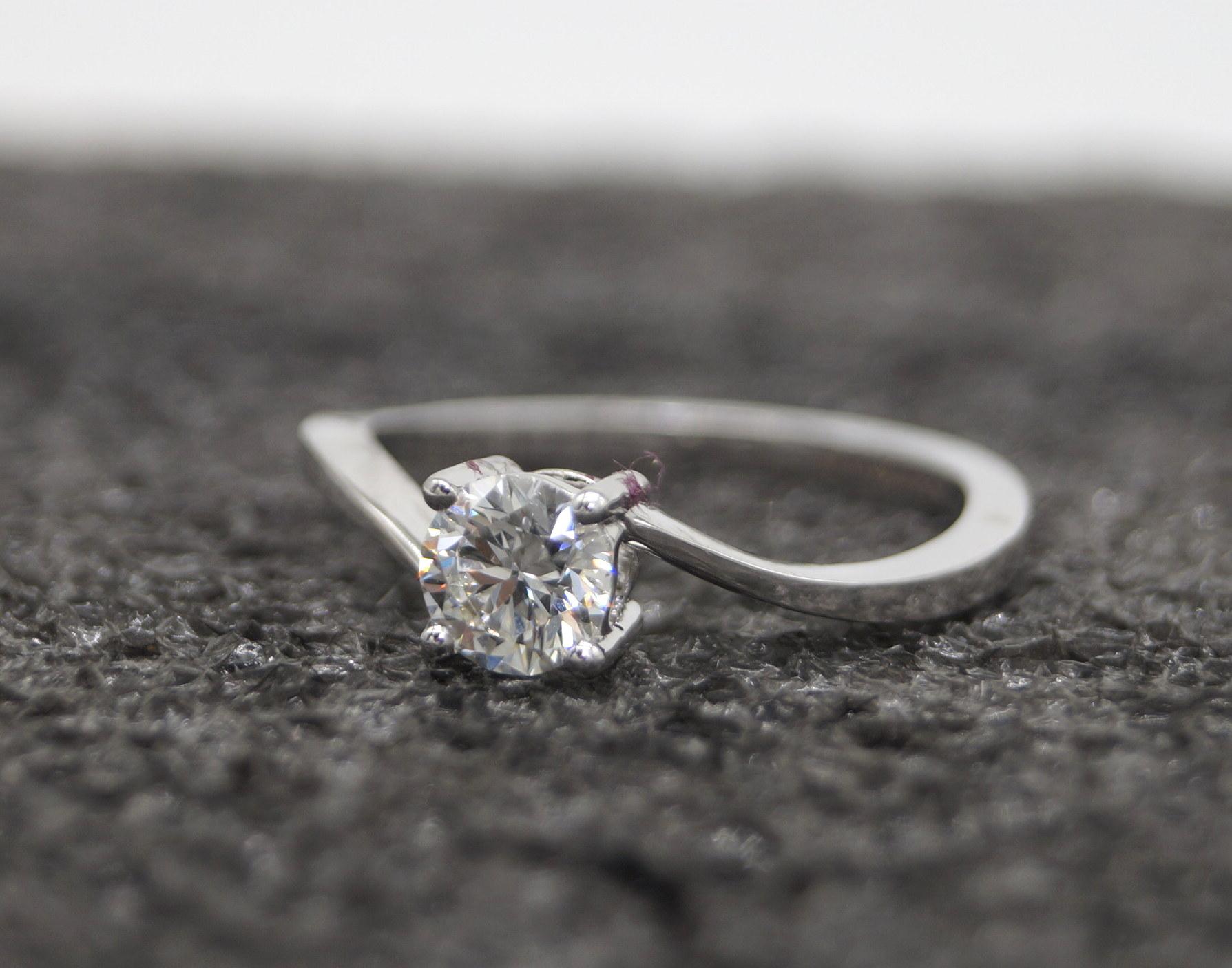 Anello in oro 14k Anello in moissanite certificata Anello con diamante solitario rotondo in oro 14k in vendita 2
