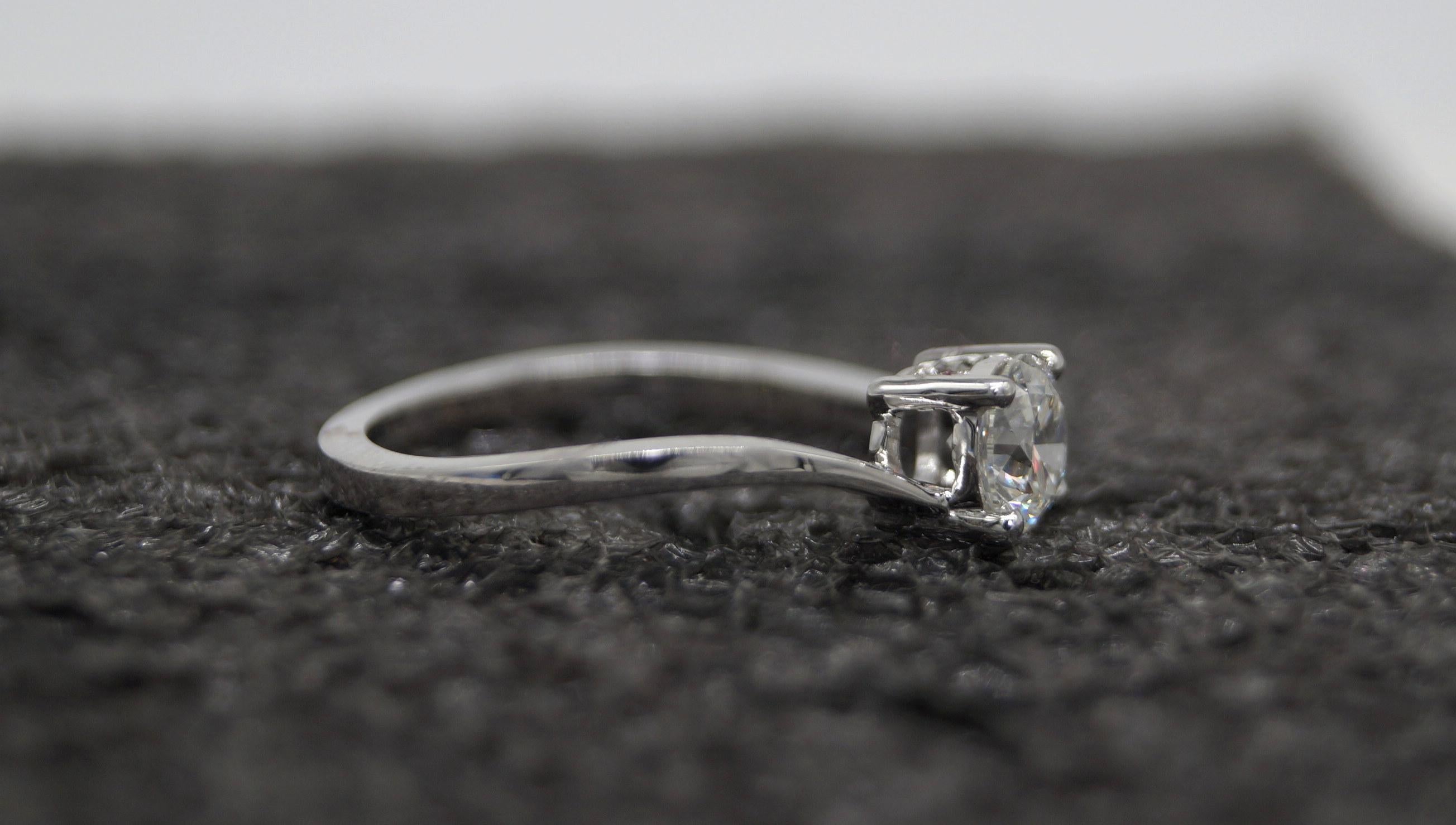 Anello in oro 14k Anello in moissanite certificata Anello con diamante solitario rotondo in oro 14k in vendita 3