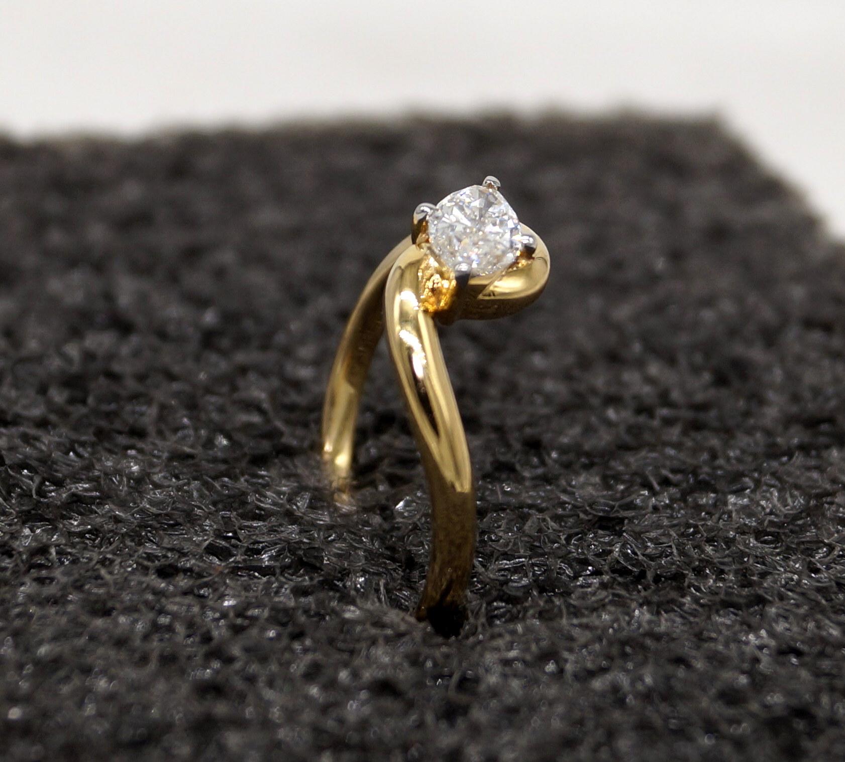 Anello in oro 14k Anello in moissanite certificata Anello con diamante solitario rotondo in oro 14k in vendita 3