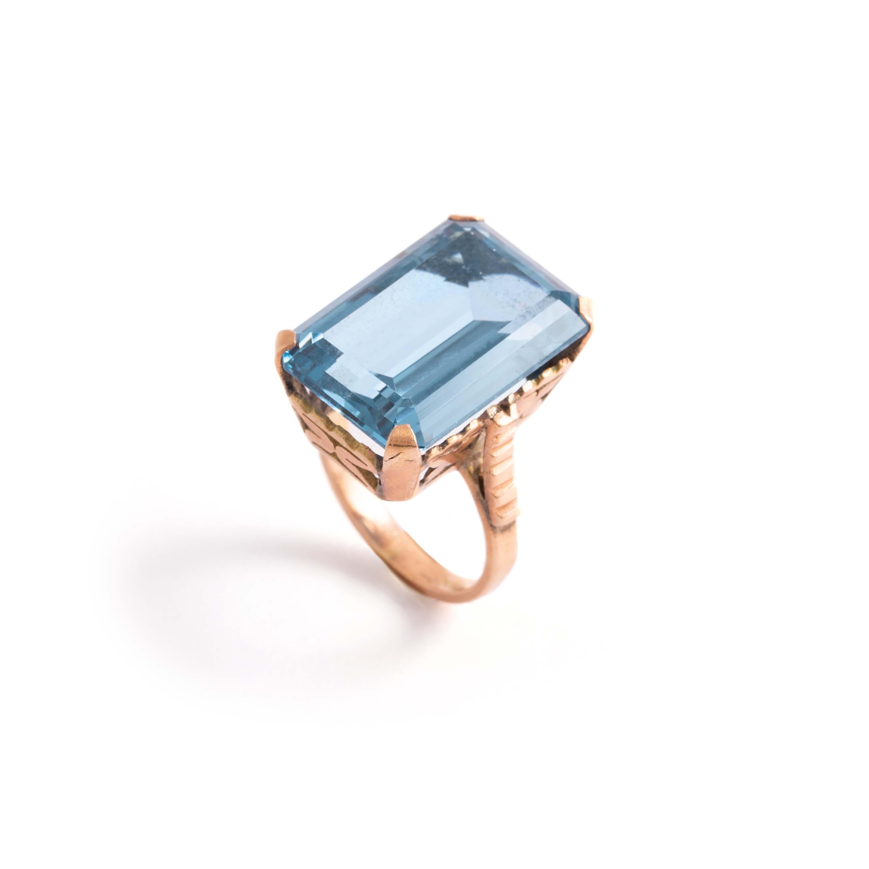 Ring aus 14 Karat Gold mit einem blauen Stein im Smaragdschliff in der Mitte.
Abmessungen des Steins: 20,46 x 14,20 x 8,06 mm. 
Bruttogewicht: 10,11 Gramm.