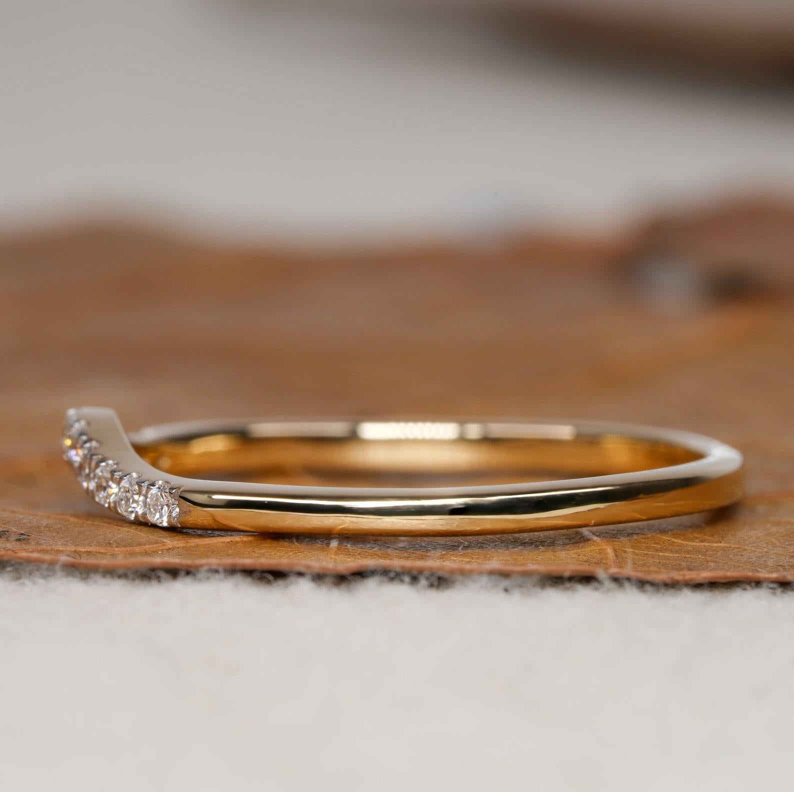 14k Gold Ring Natürlicher Diamant Gebogener Ring Tiny Diamant Stapelring Minimalistischer Ring im Angebot 4