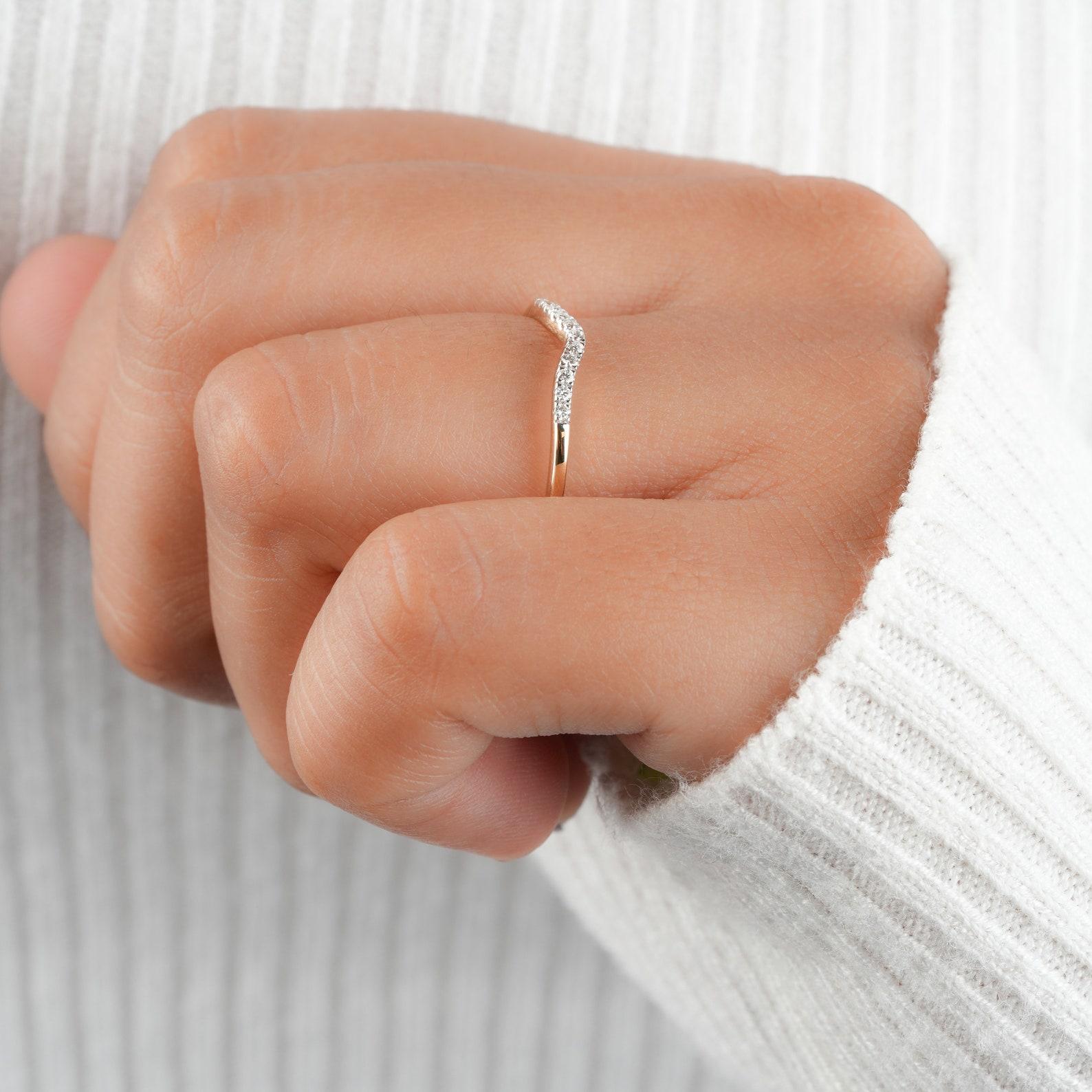 14k Gold Ring Natürlicher Diamant Gebogener Ring Tiny Diamant Stapelring Minimalistischer Ring im Angebot 5