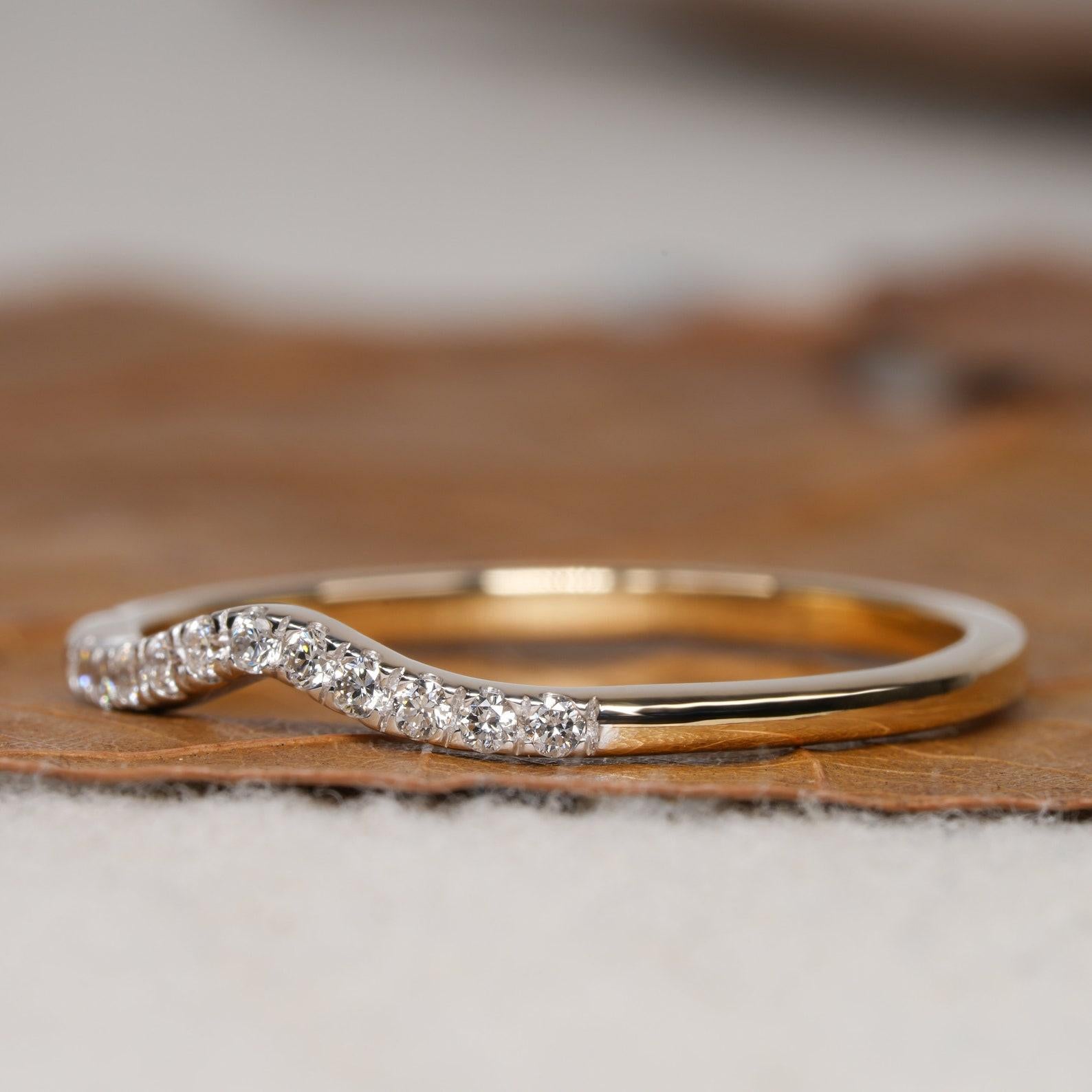 14k Gold Ring Natürlicher Diamant Gebogener Ring Tiny Diamant Stapelring Minimalistischer Ring (Art déco) im Angebot