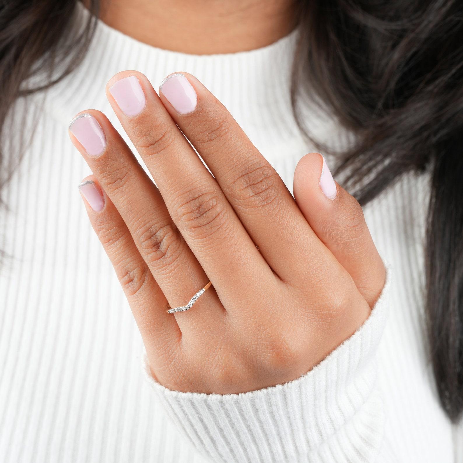 14k Gold Ring Natürlicher Diamant Gebogener Ring Tiny Diamant Stapelring Minimalistischer Ring im Zustand „Neu“ im Angebot in Chicago, IL