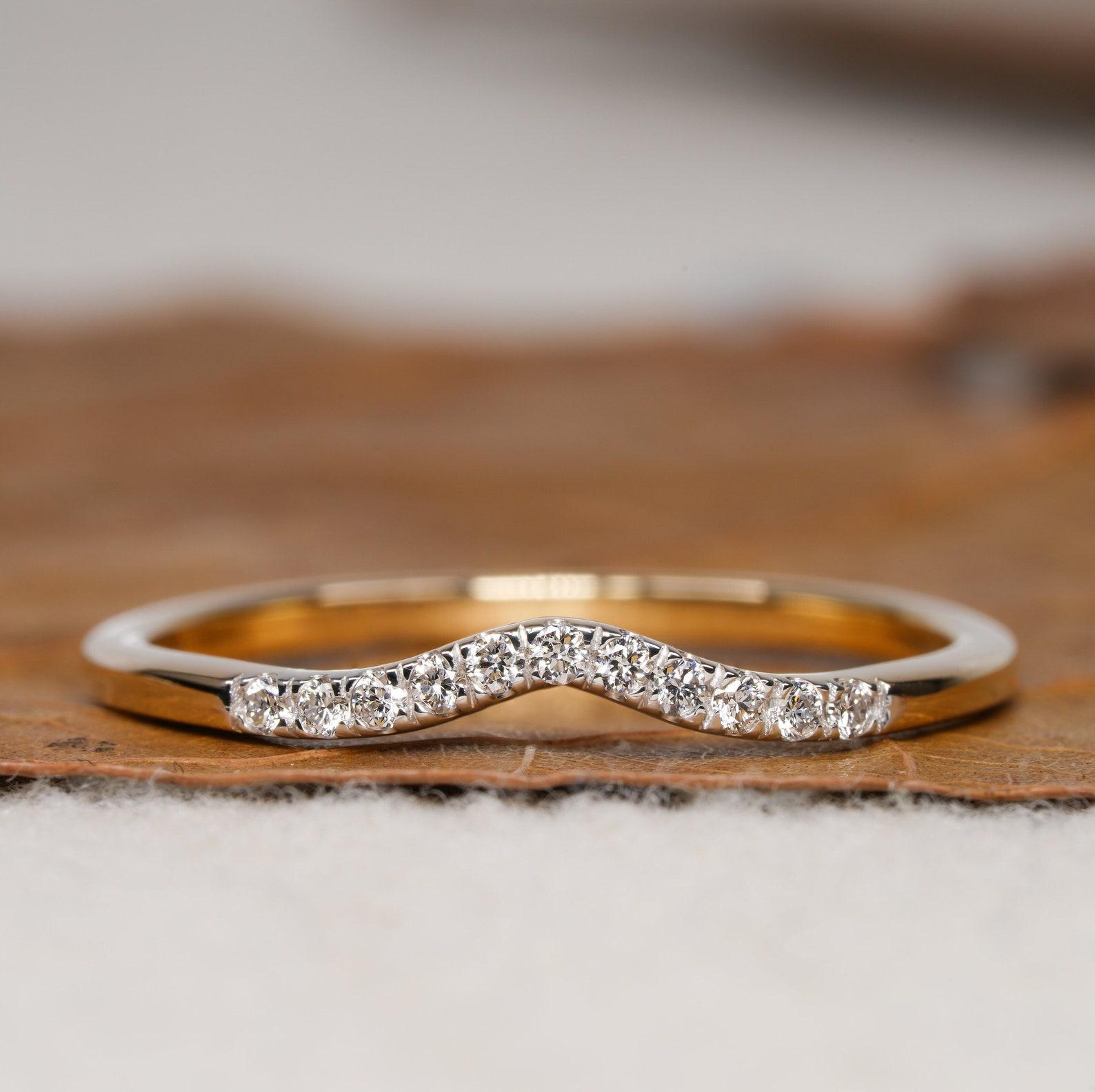 14k Gold Ring Natürlicher Diamant Gebogener Ring Tiny Diamant Stapelring Minimalistischer Ring für Damen oder Herren im Angebot