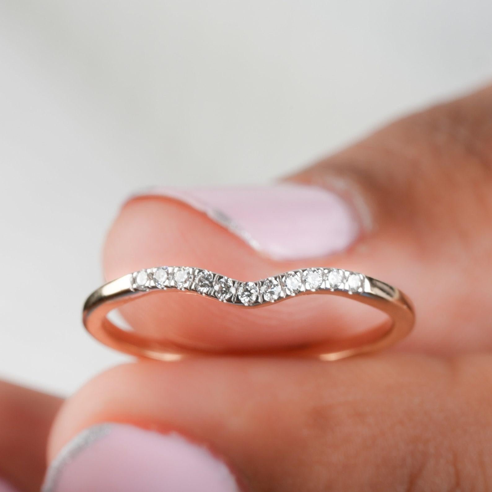 14k Gold Ring Natürlicher Diamant Gebogener Ring Tiny Diamant Stapelring Minimalistischer Ring im Angebot 1
