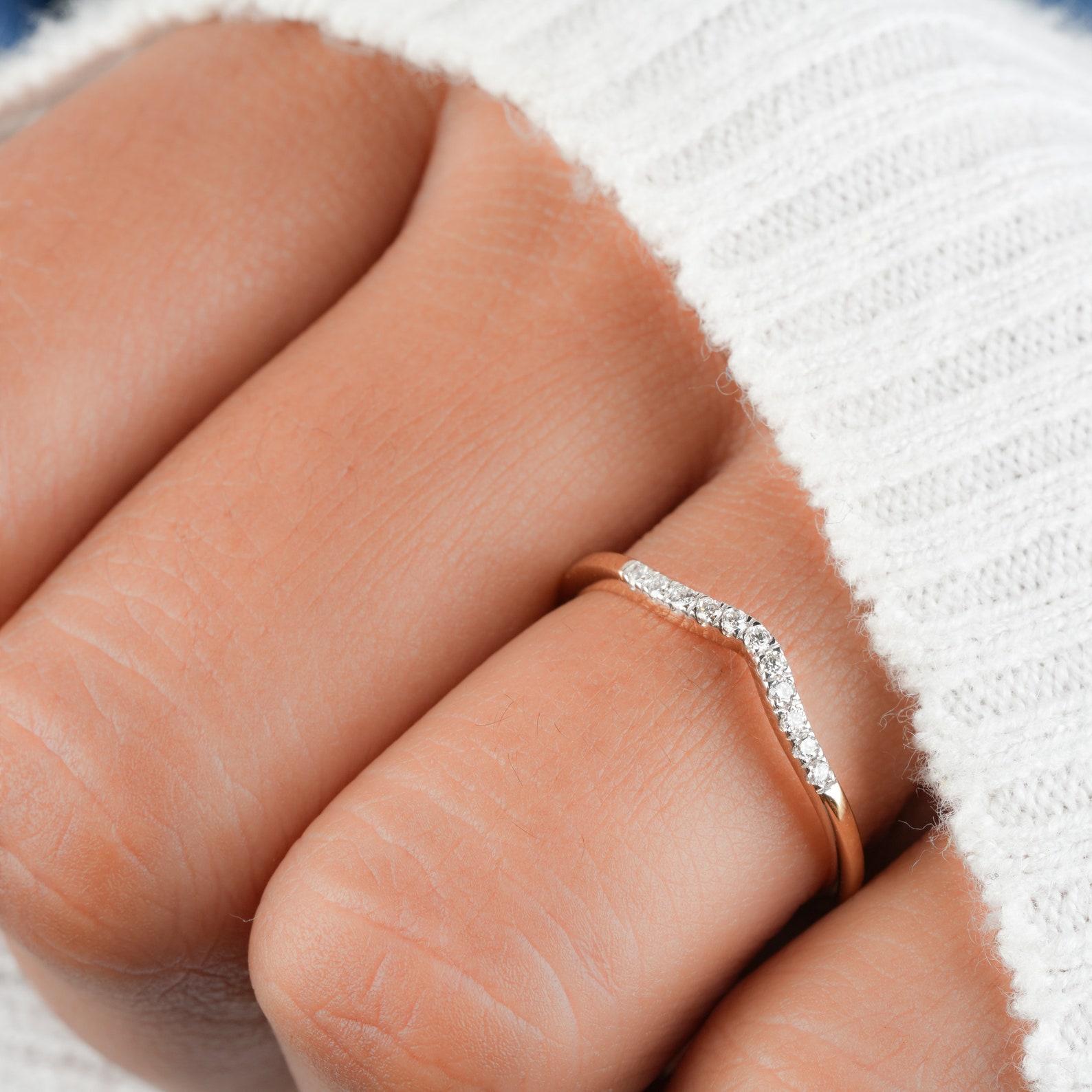 14k Gold Ring Natürlicher Diamant Gebogener Ring Tiny Diamant Stapelring Minimalistischer Ring im Angebot 3