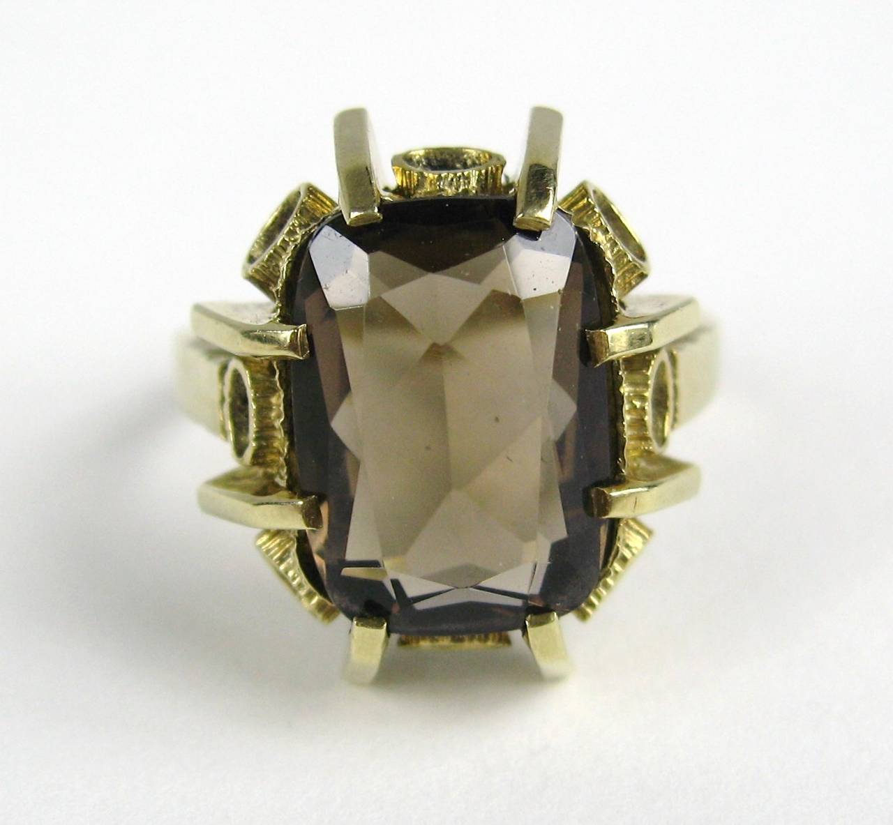 Lovely Mid Century Smokey Quartz Ring with Large Prong detailing. L'anneau mesure 0,77