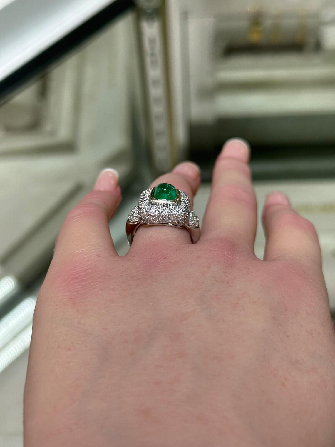 Bague en or 14 carats avec une émeraude naturelle taille pain de sucre cabochon de 2,54 carats et diamants Neuf - En vente à Jupiter, FL