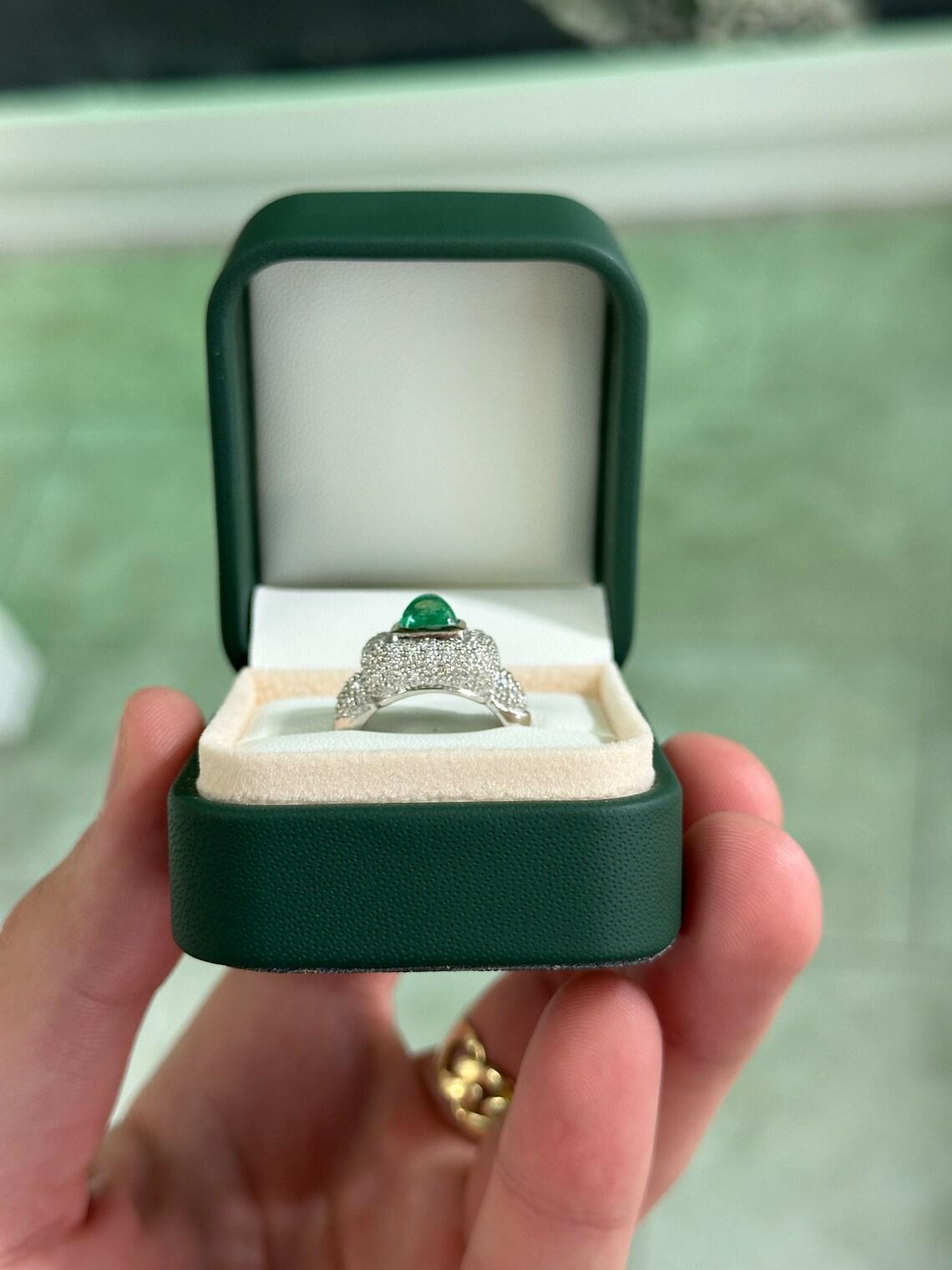 Bague en or 14 carats avec une émeraude naturelle taille pain de sucre cabochon de 2,54 carats et diamants en vente 2