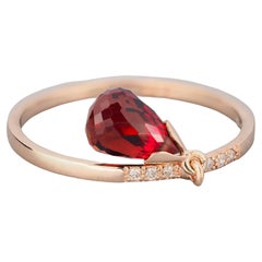 Anillo briolette de oro de 14k con granate.