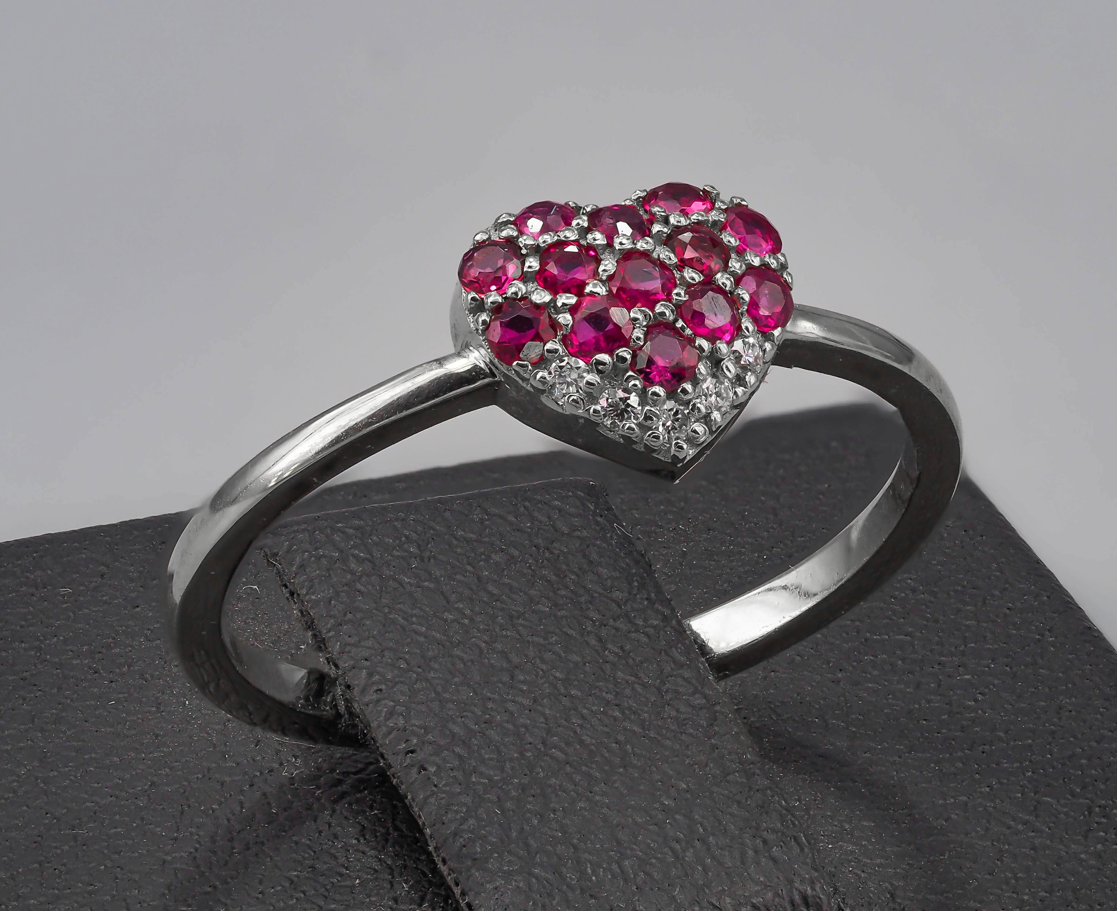 Im Angebot: Ring aus 14 Karat Gold mit Diamanten und Rubinen. Herz-Goldring. Liebesring. () 5