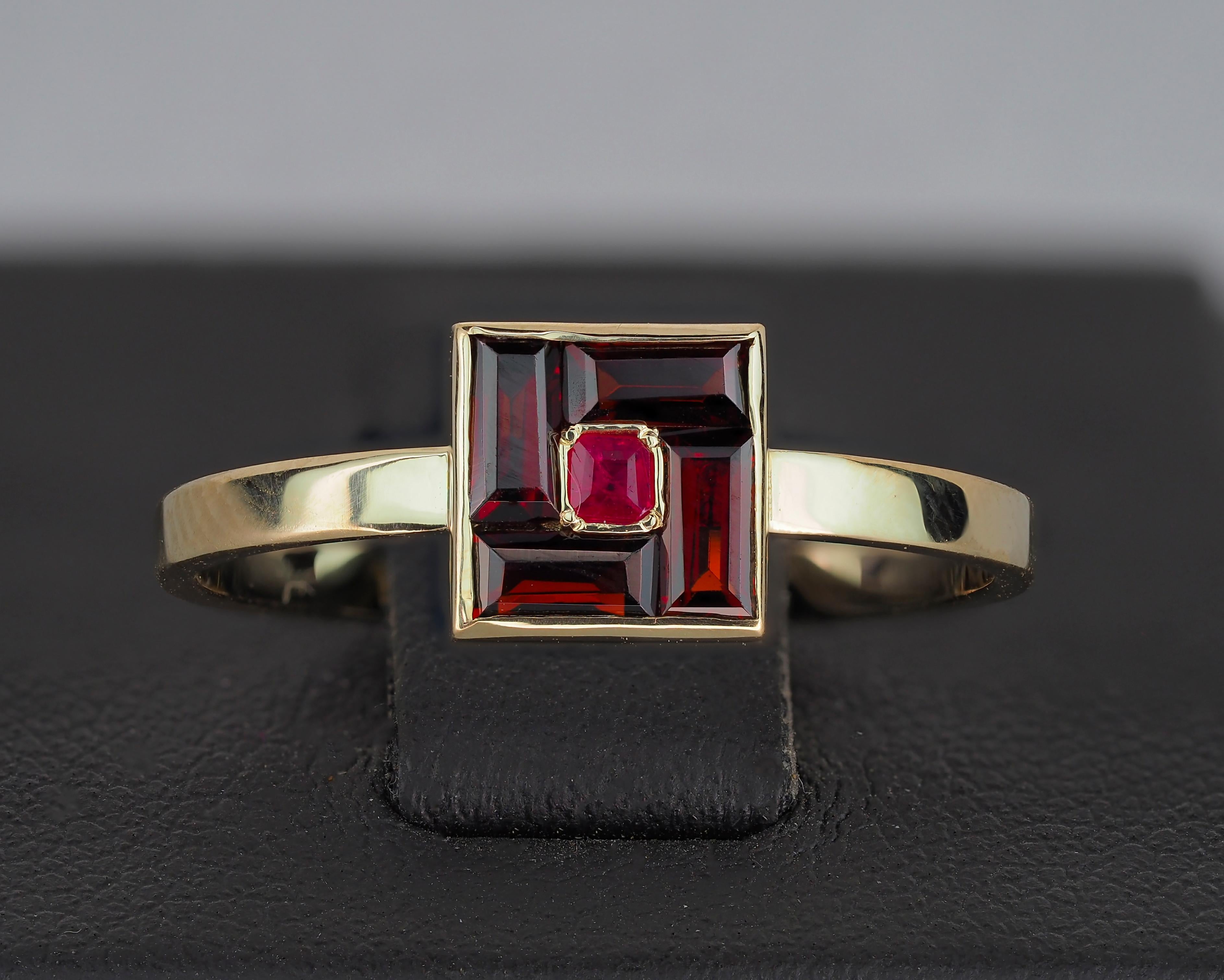 14k Gold ring with garnets and ruby. For Sale 1