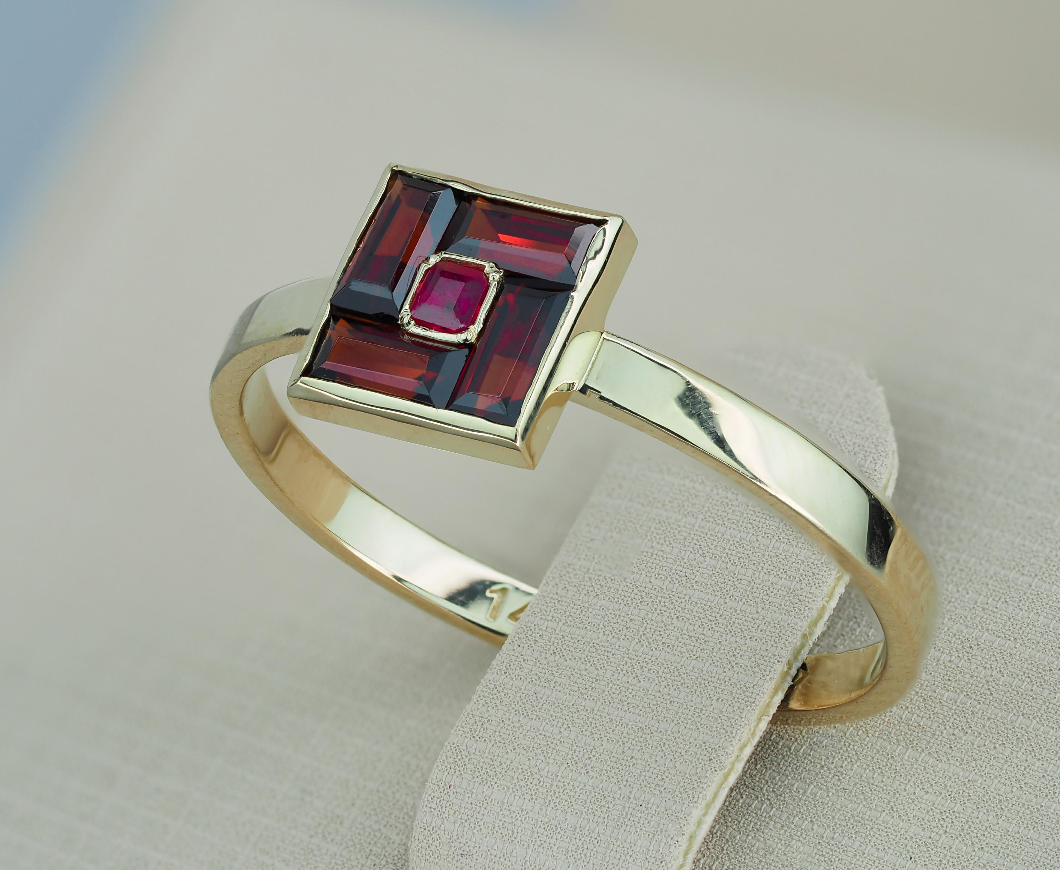 14k Gold ring with garnets and ruby. For Sale 2