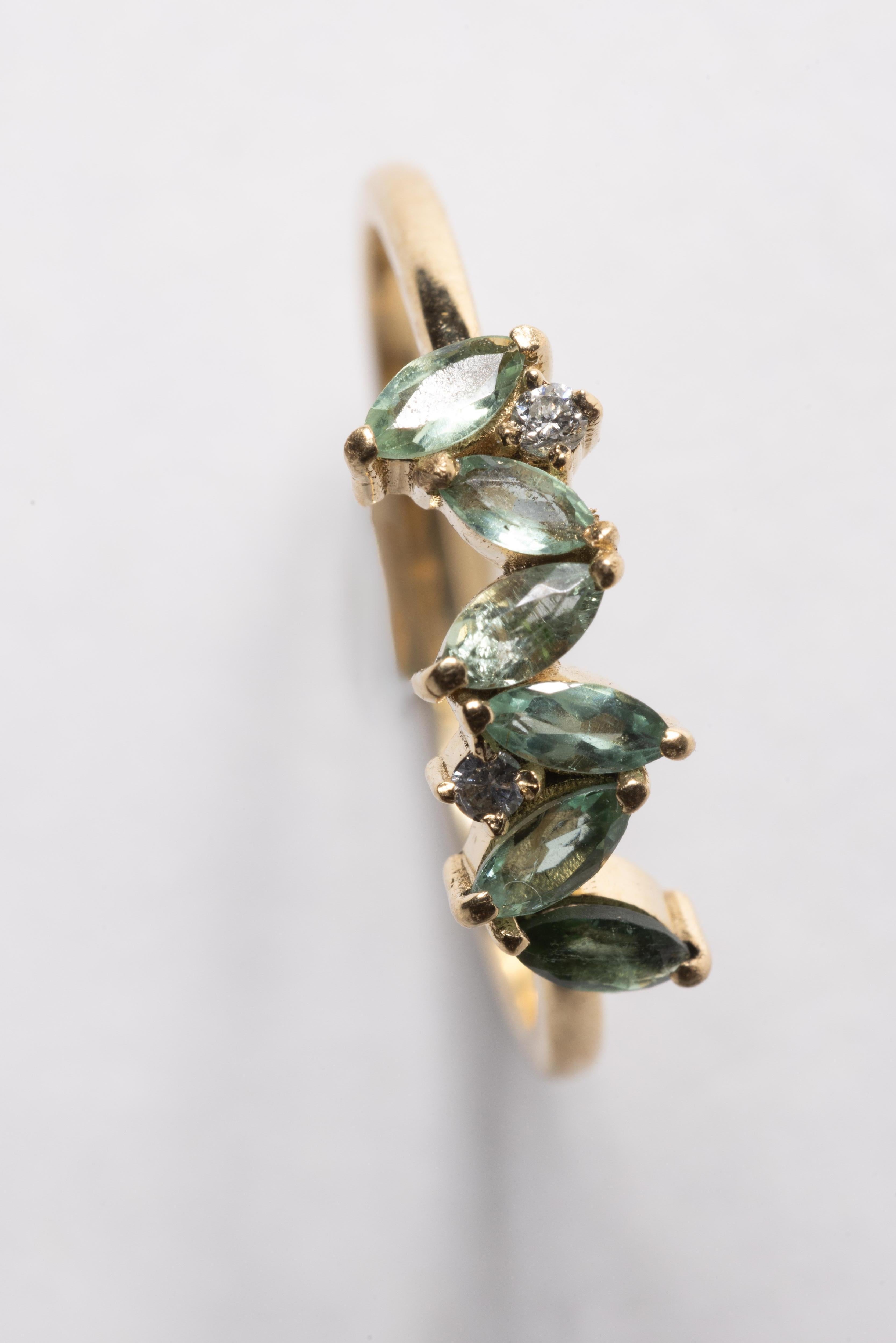 Taglio marquise Anello in oro 14K con tormalina verde e diamanti in vendita