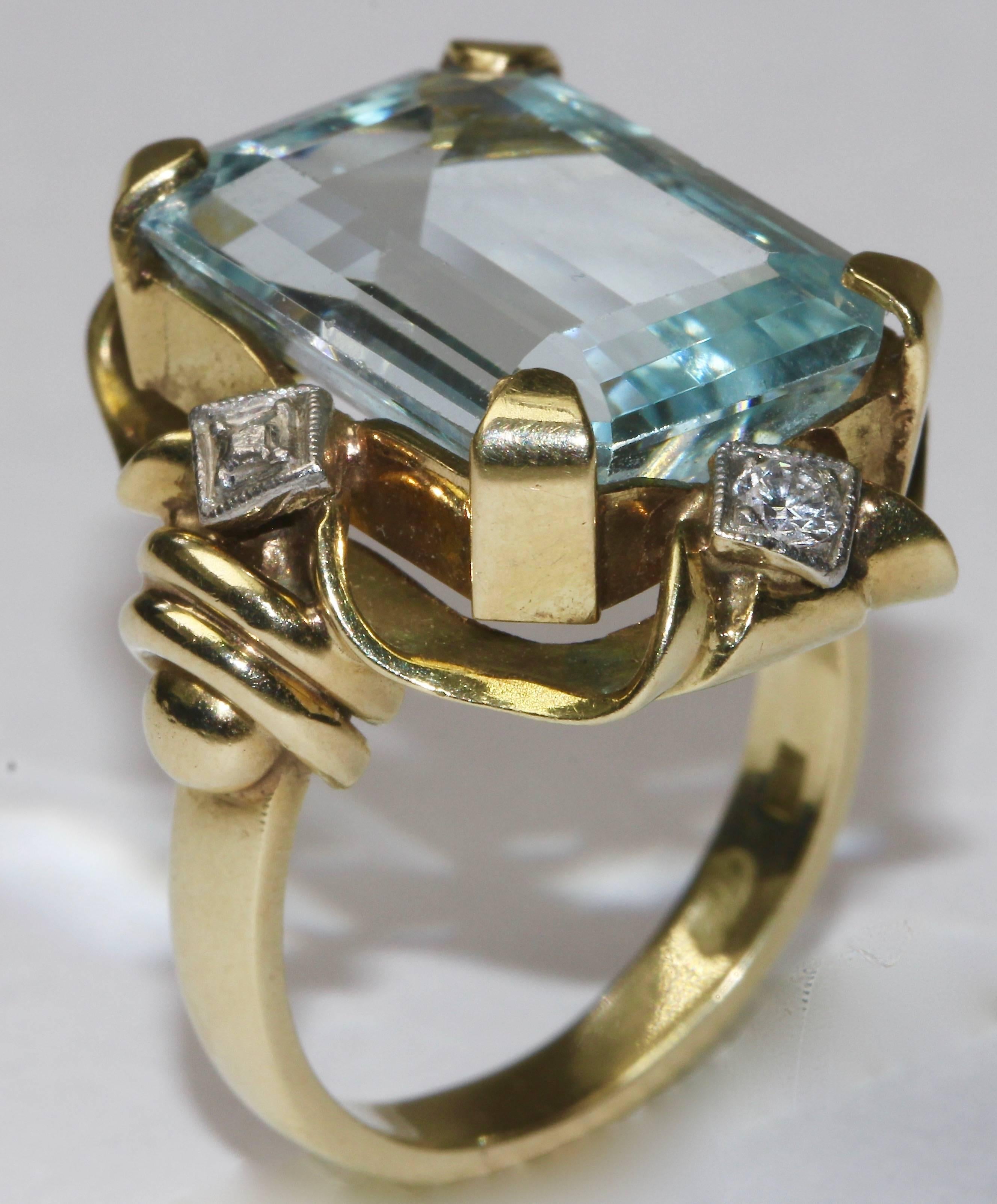 Elegant ladies gold ring with a large, faceted aquamarine.
Size of aquamarine is approx. 17mm x 12.8mm.
Set with two little diamonds.
Hallmarked.