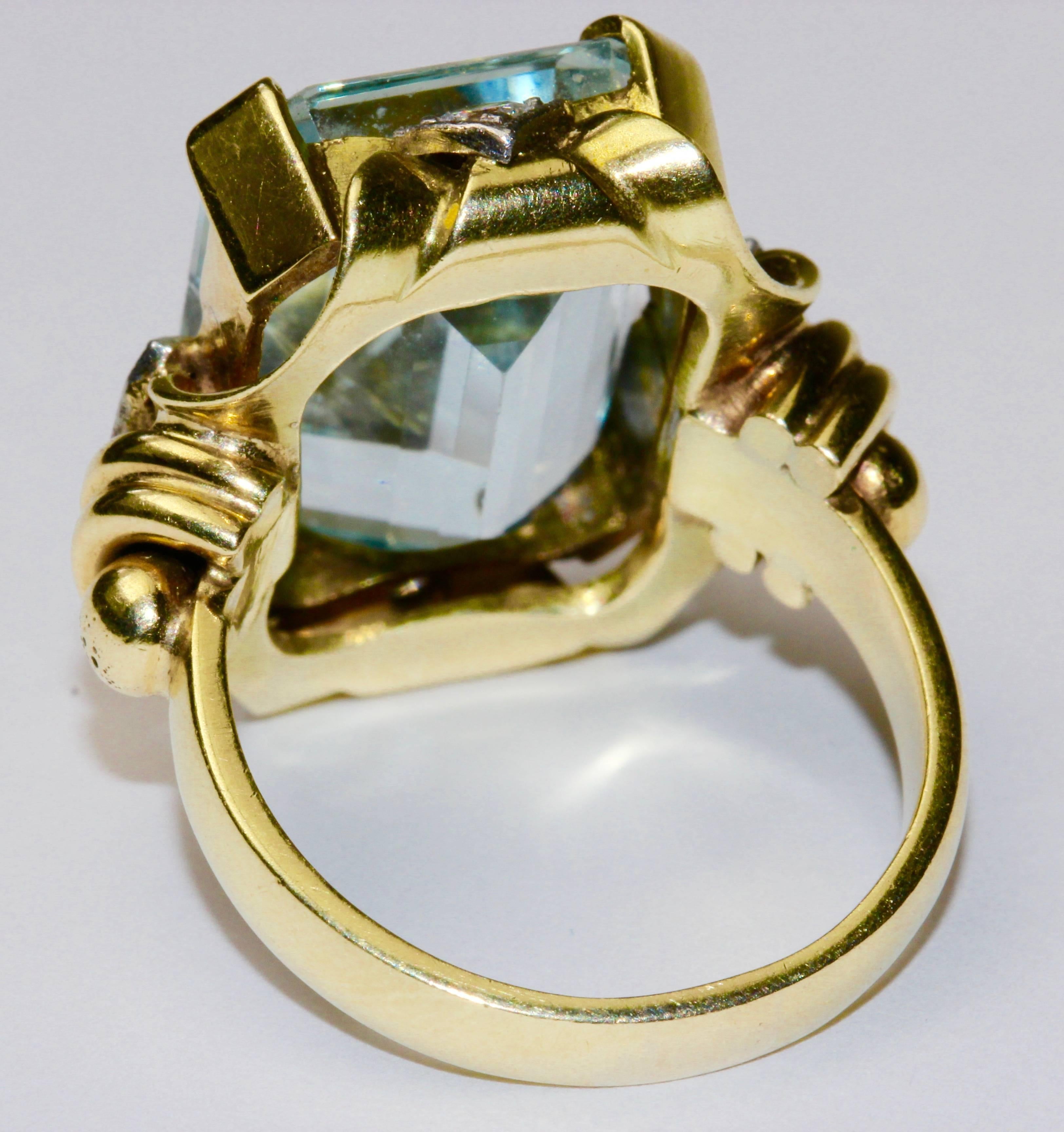14K gold ring with large aquamarine and two brilliants In Excellent Condition In Berlin, DE