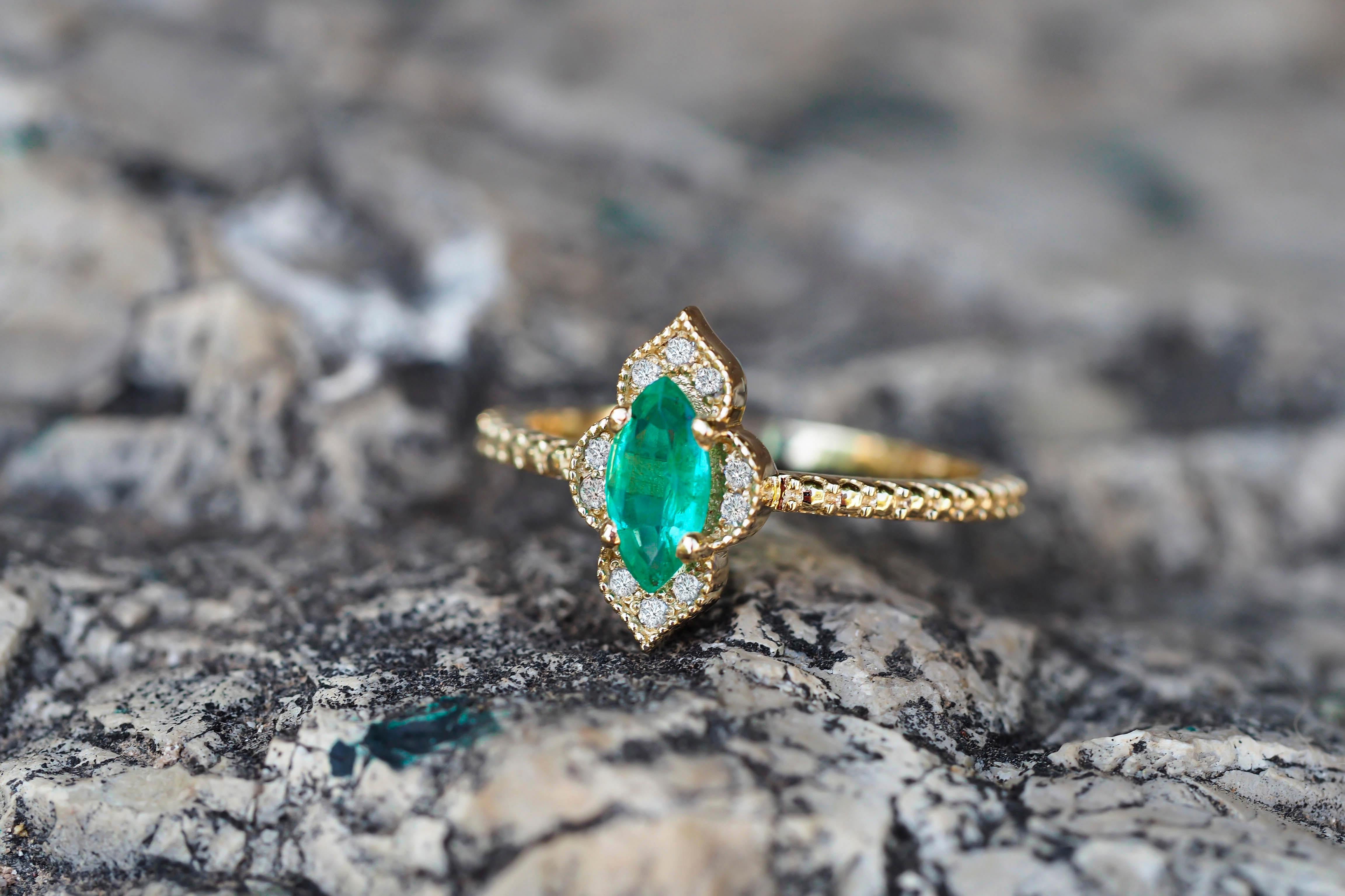 Im Angebot: 14 Karat Gold Ring mit Smaragd im Marquise-Schliff und Diamanten () 10