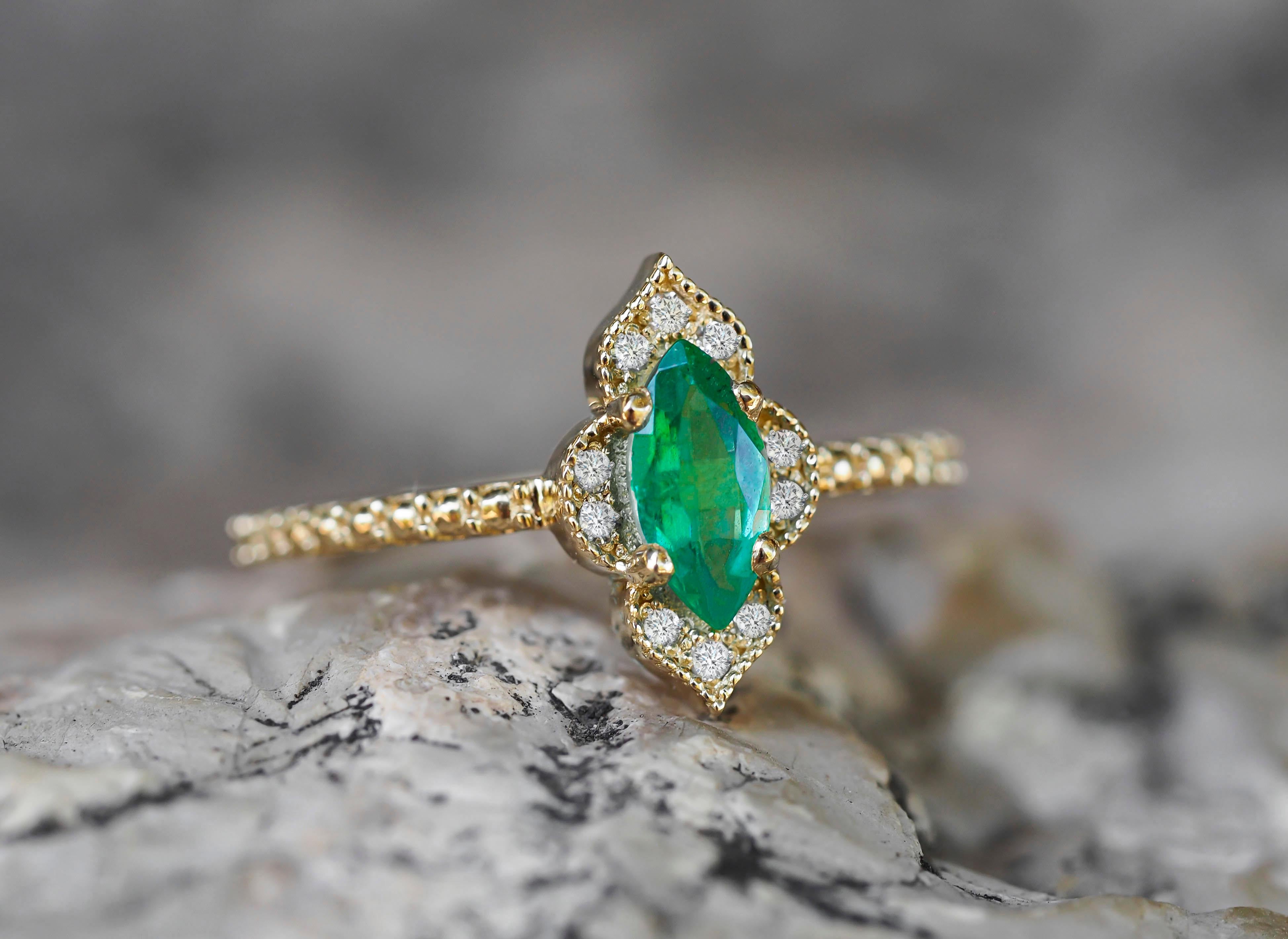 Im Angebot: 14 Karat Gold Ring mit Smaragd im Marquise-Schliff und Diamanten () 11