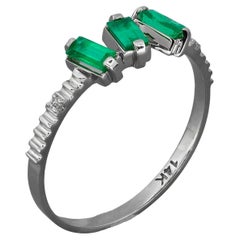 14k Goldring mit Baguette-Smaragden und Diamanten