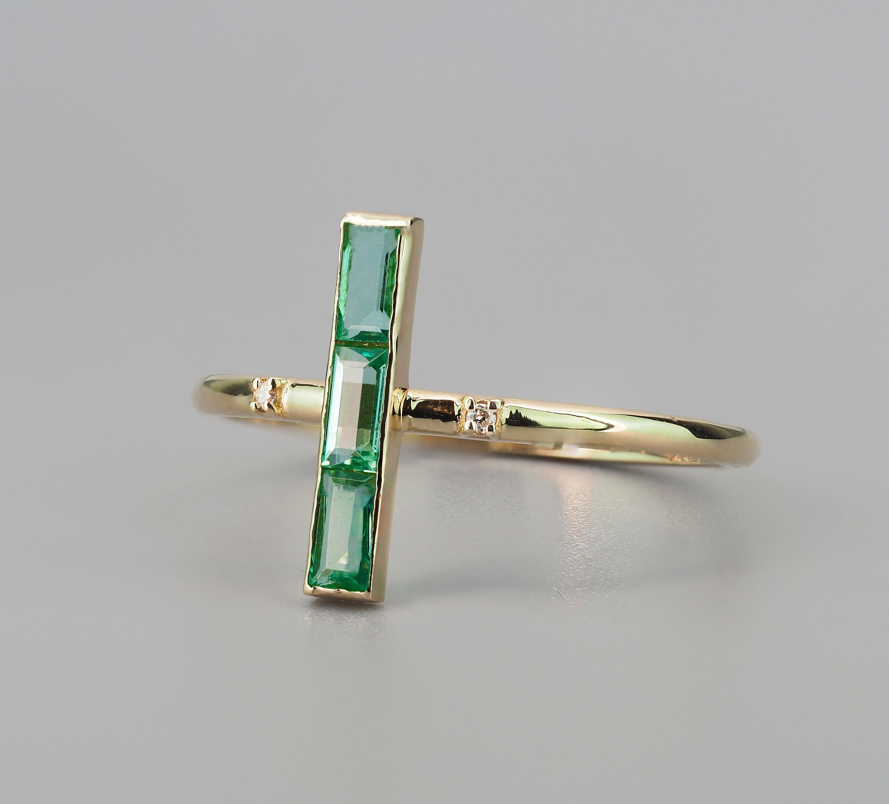 Baguette Cut 14k gold ring with natural Emeralds.  For Sale
